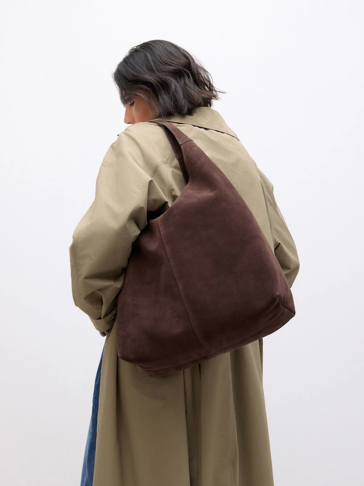 Schokoladenbraun/Veloursleder - Knautschige Schultertasche aus Leder | Next EU