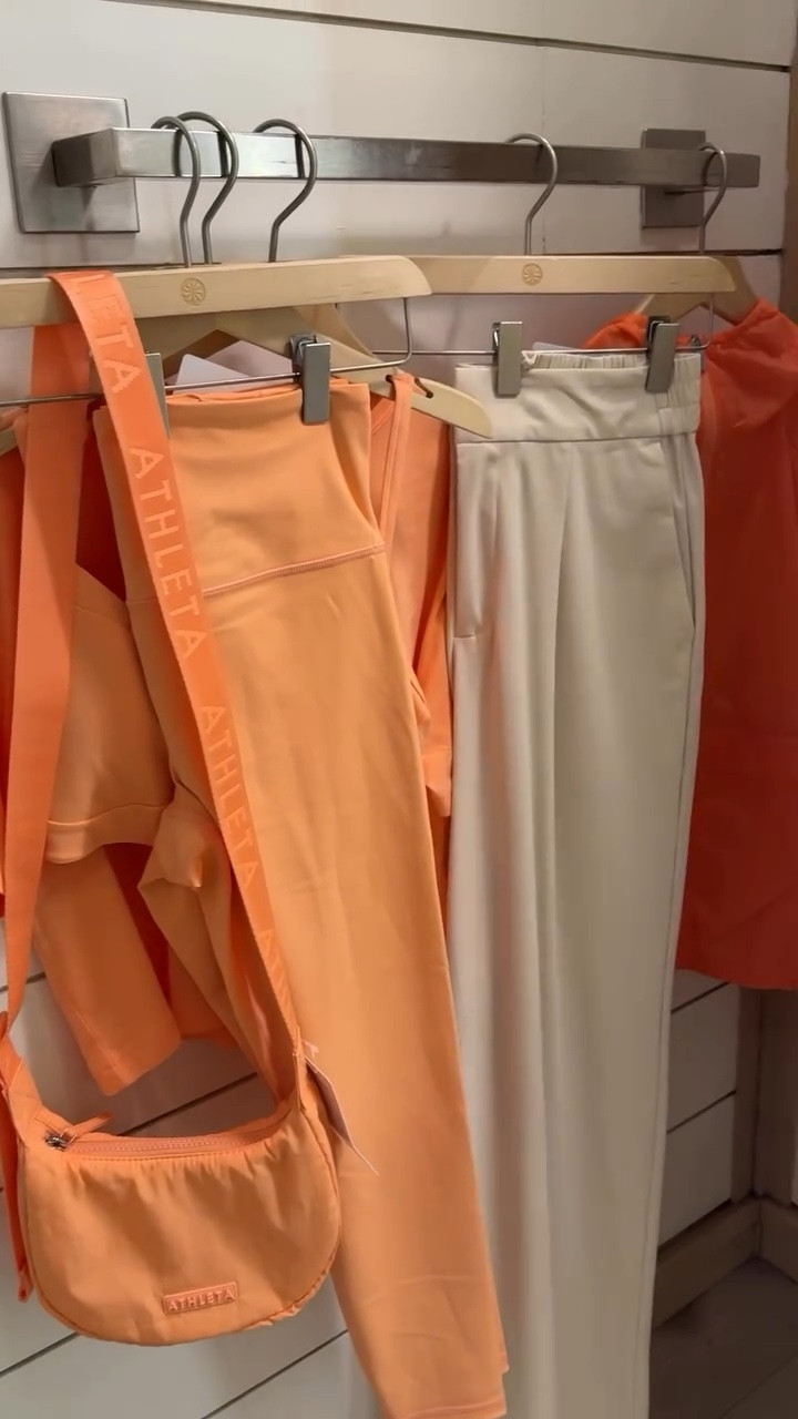 Shop with me at @athleta 🛍️

I love how versatile Athleta’s pieces are and I wanted to showcase that today. Watch how I can style 5 outfits using their Forever Fleece set.

As always, you can shop my personal 🔗 in my bio or visit your local Athleta to grab these pieces! 
.
.
.
@athleta #AthletaCreator #athletastudiofit #ootd #fallfashion #activewear #momstyle #gymfit