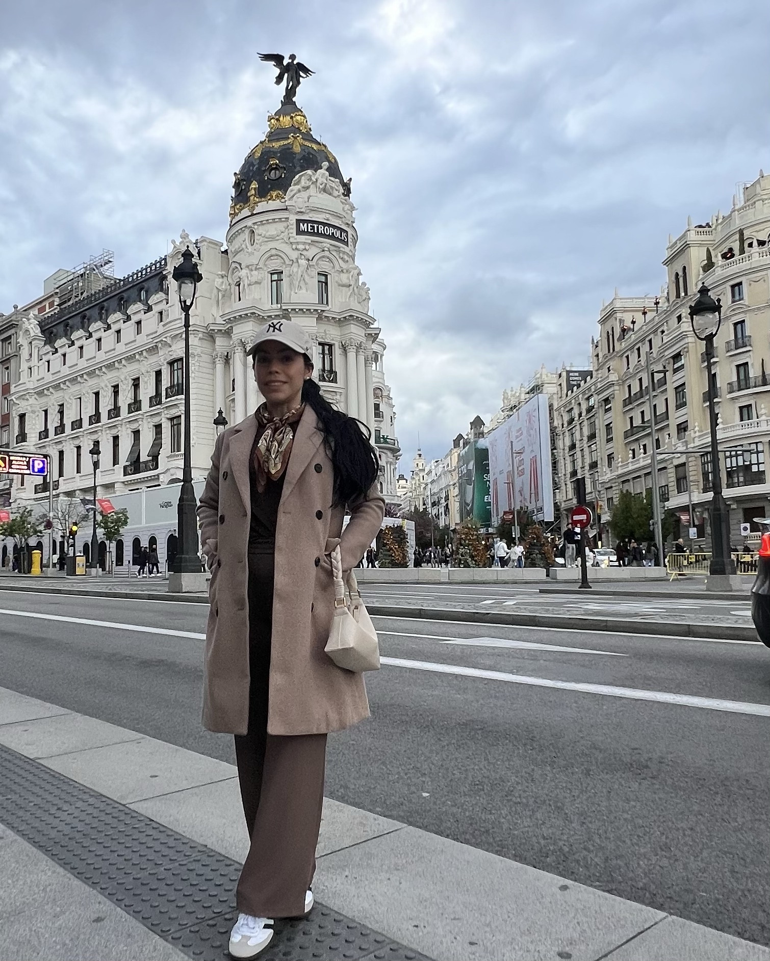 Paseíto por el centro de Madrid con este look que me tiene obsesionada 🤎 Cómodo, abrigadito y on trend , perfecto para esos días de frío donde igual quieres sentirte linda sin complicarte. ¿Lo mejor? ¡Todas las piezas son súper versátiles! Les dejo todo lo que utilicé aquí ⬇️🧥🧣✨

#LTKSaleAlert #LTKBeauty #LTKStyleTip