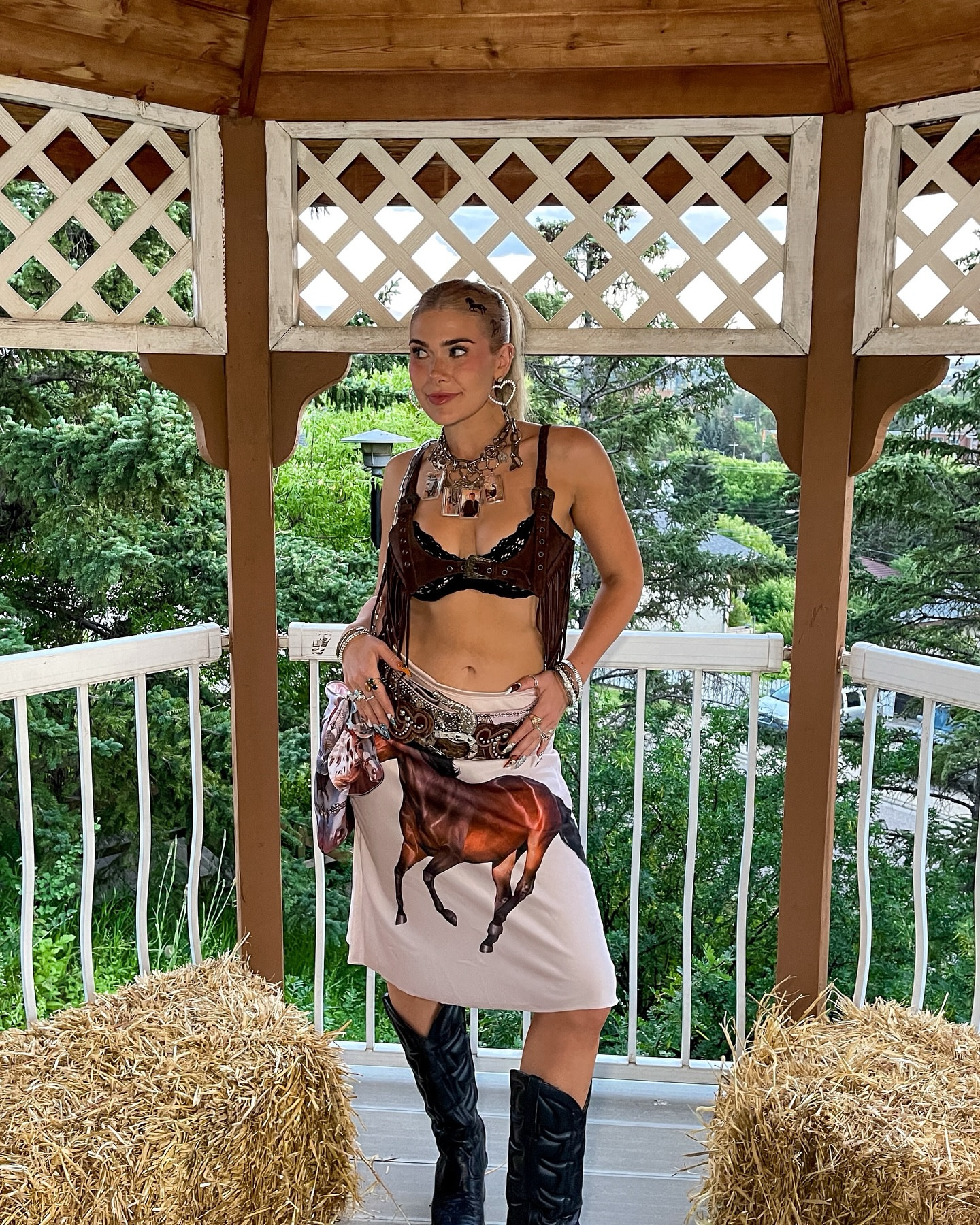 didn’t you hear? crazy horse girls are so back 

#westernfashion #horsegirl #westernstyle #cowgirlstyle #maximalistfashion #countrymusicfestival #calgarystampede