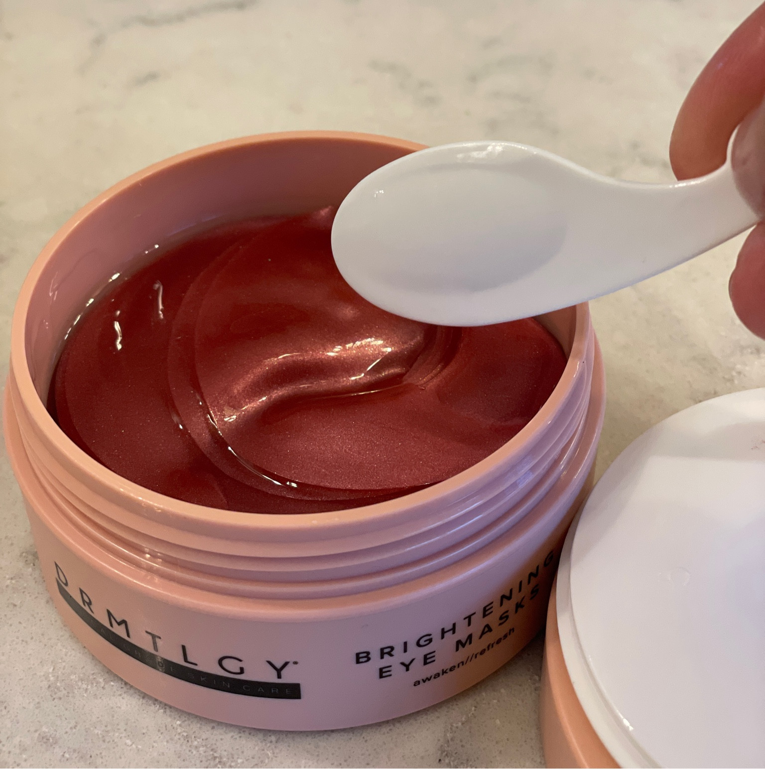 With the holiday season upon us. Look well rested in 15min. 

A potent combination of caffeine, hyaluronic acid, licorice root, and niacinamide that help reduce the appearance of dark circles, fine lines, and puffiness around the eyes.