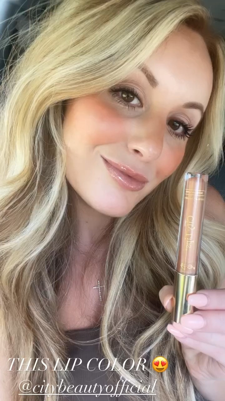 City beauty 
Plumping gloss - in the shade “nude York” 
Doesn’t burn! Feels amazing! 
Makes my lips look smoother and fuller within minutes! 
#plumpinggloss #lipgloss #citybeauty #perfectshade #makeup #lips 

#LTKbeauty #LTKunder50