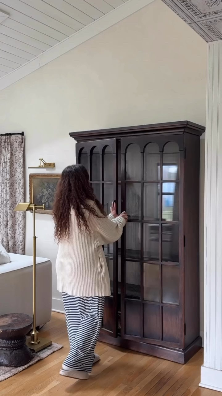 Spring shelf styling & some decorating rules I live by 🥹 love these faux cabbage plants so much, planning to use the outside too! Comment SPRING for links!