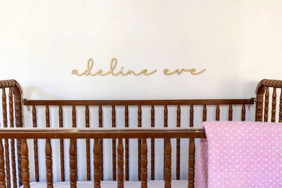 Namnskylt över spjälsäng | Anpassad namnskylt för bebisar | Väggskylt i trä | Skrivstilssky... | Etsy (US)