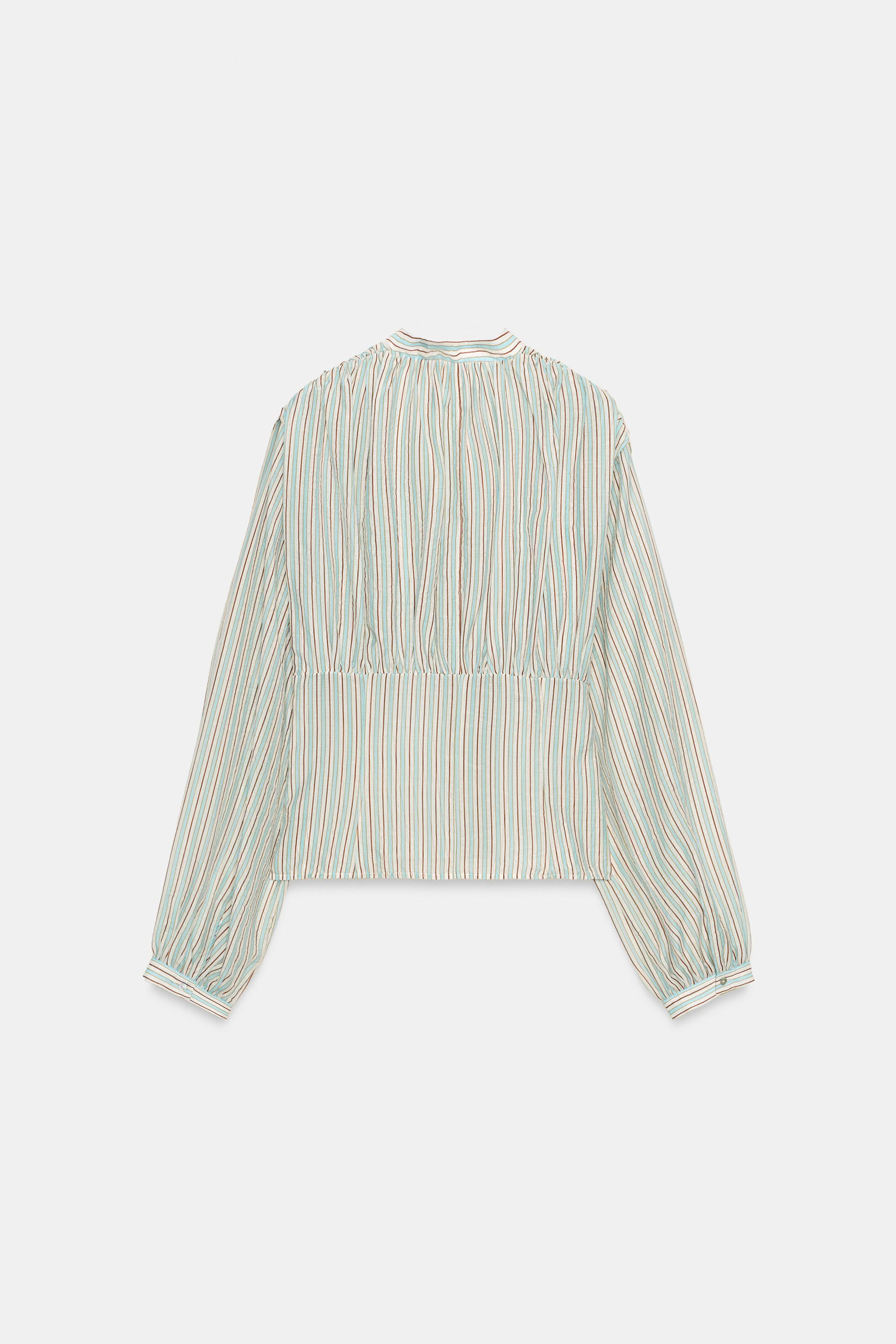 V-neck shirt with long sleeves. Featuring a fitted waist and button-up front. | Zara DE