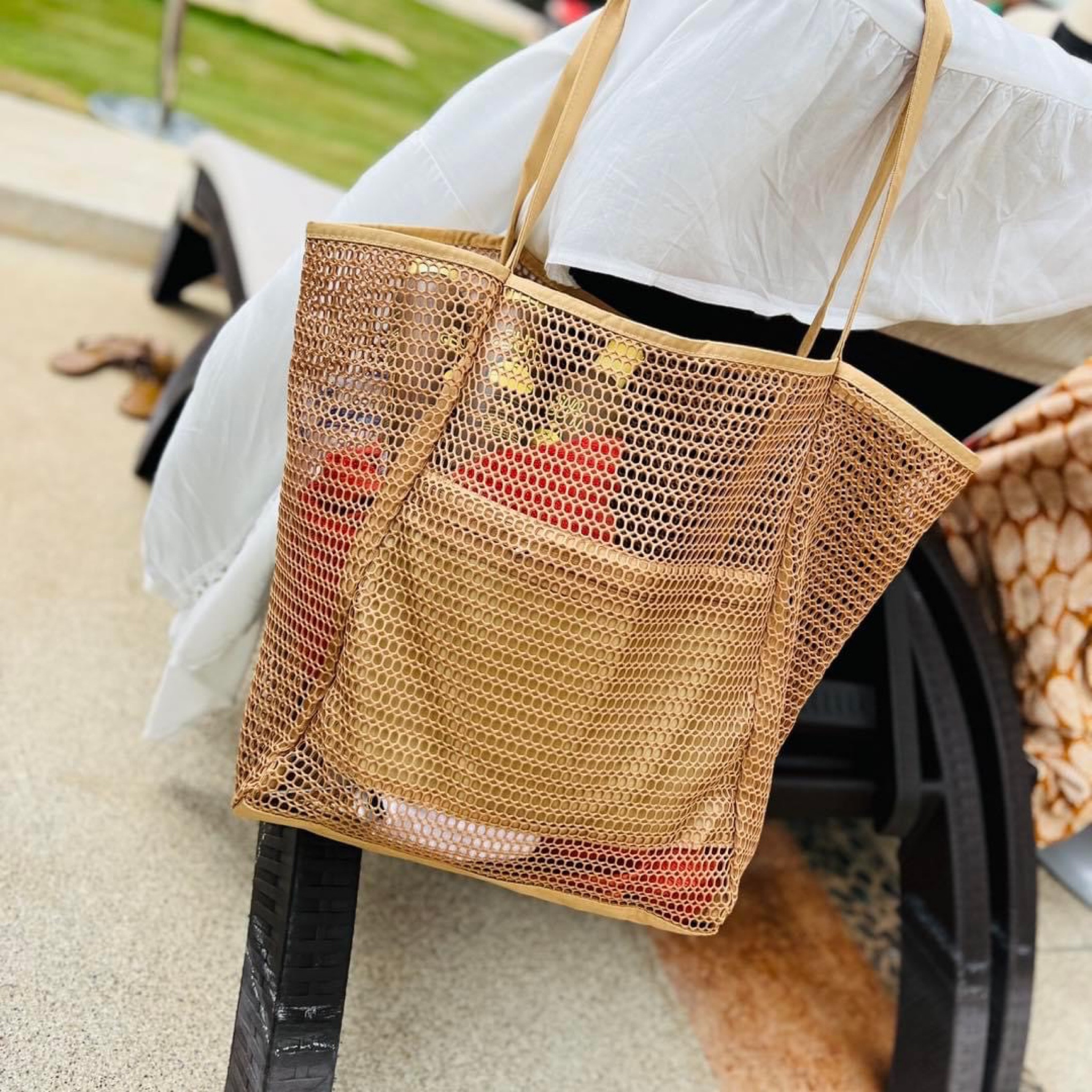 This beach bag is super spacious and it comes in a ton of colors! I was able to fit a large towel, sunscreen, and coverup and still had so much extra room! Wait until you see the price!! 


#LTKswim #LTKitbag #LTKsalealert