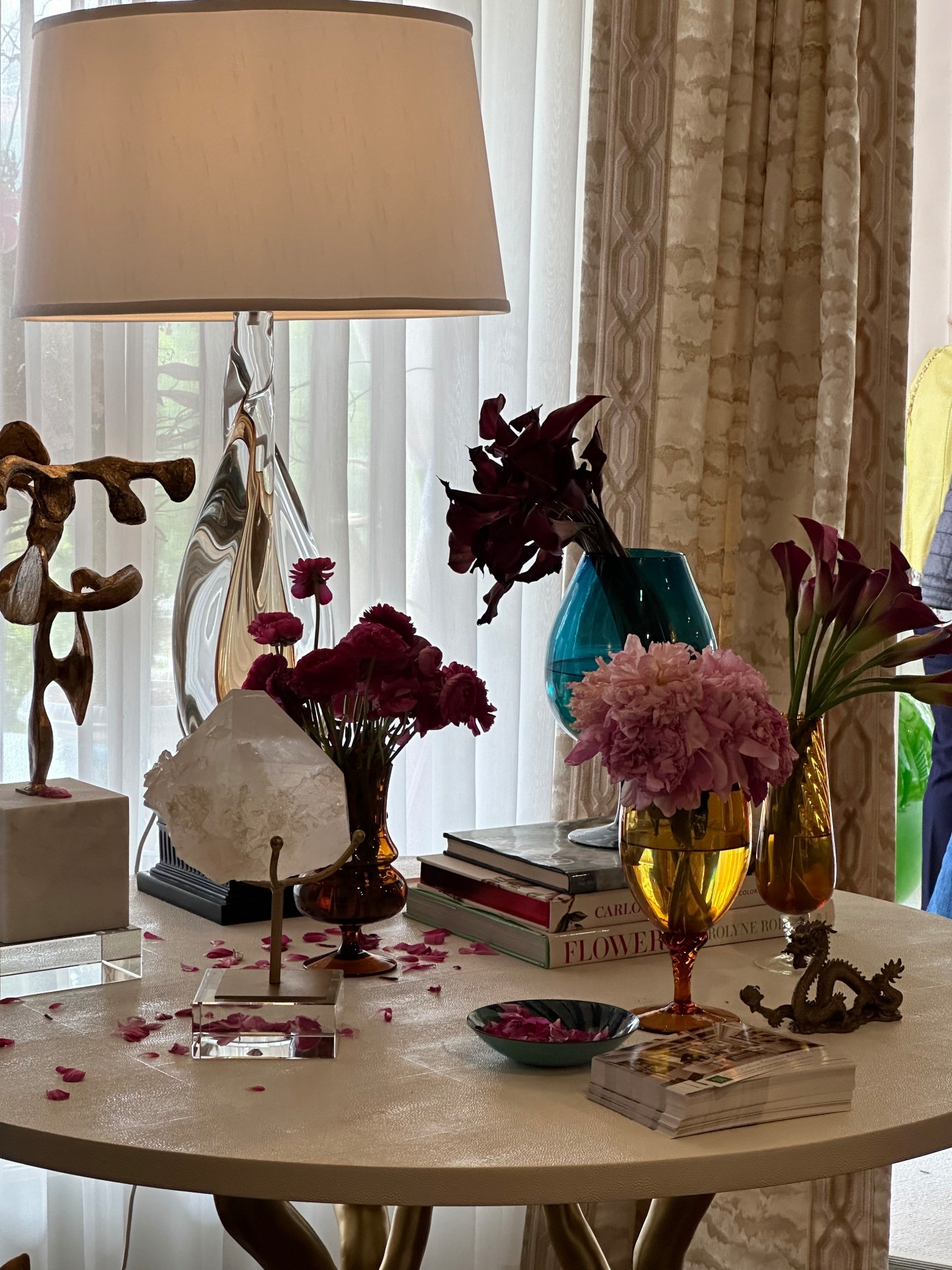 Editorial moments live in the details: a refined lamp, a ceramic vessel, a few thoughtfully chosen titles—quietly defining the room’s character.
#DesignEditorial #HomeAesthetic #InteriorPoetry #CuratedSpaces

#LTKGiftGuide #LTKHome #LTKHoliday