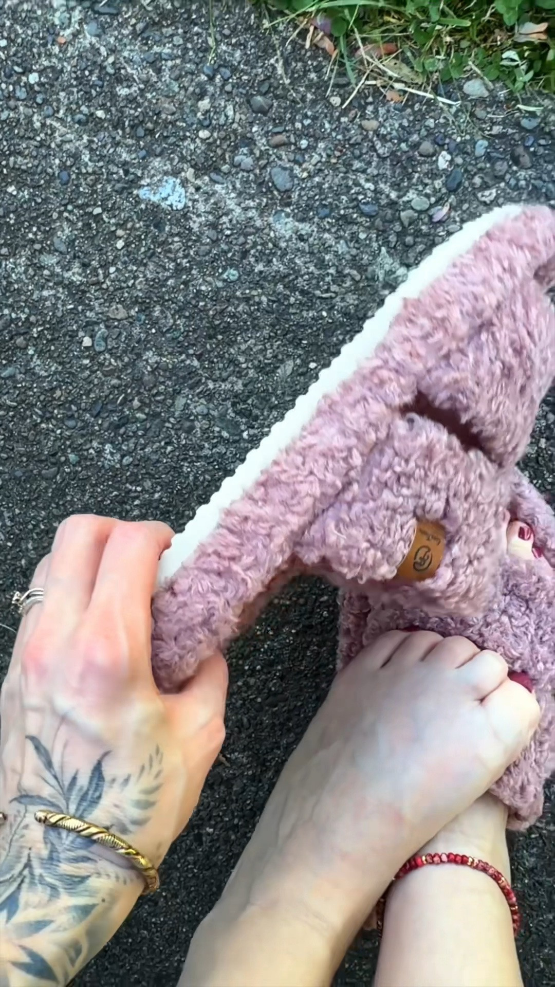 Everfoams fuzzy slippers are heaven! #slippers #fuzzyslippers #outsideslippers #everfoams #slideshoes

#LTKSaleAlert #LTKmomlife #LTKOver40
