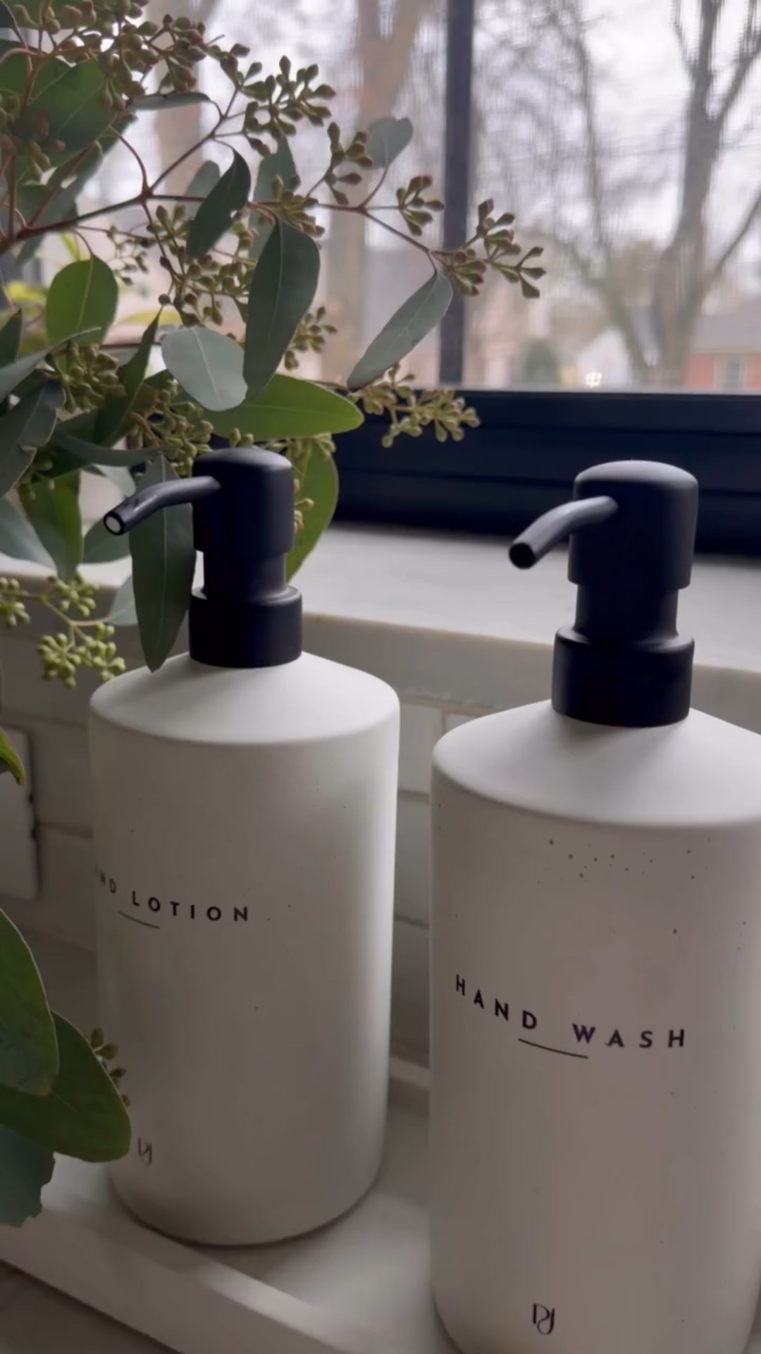 Neutral tones, sculptural texture, just the right touch of modern luxury for everyday essentials.
This raw concrete set brings beauty and charm to the sink side, everything your kitchen needs for a little glow-up.

Comment CONCRETE for a link 
And yes… it makes the perfect Christmas gift for the hostess who loves a stylish home. 🎁

Tons neutros, textura escultural, o toque certo de luxo moderno para o dia a dia.
Este conjunto de concreto cru traz beleza e charme para a pia, tudo o que a sua cozinha precisa para um glow-up. 

Comente CONCRETO para receber o link.
E sim… é o presente de Natal perfeito para aquela anfitriã que ama uma casa cheia de estilo. 🎁