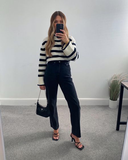 Simple dressy outfit for autumn/winter 🖤

Sometimes all you need is a pair of heels with your everyday basics.

Stripe jumper, straight leg jeans and Prada bag. 



#LTKstyletip #LTKeurope #LTKSeasonal