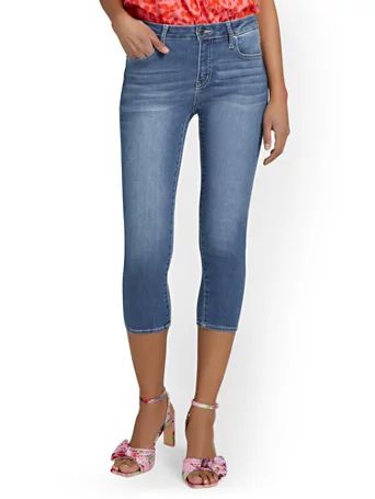 perfect fit mid-rise capri jeans - medium blue wash | New York & Company