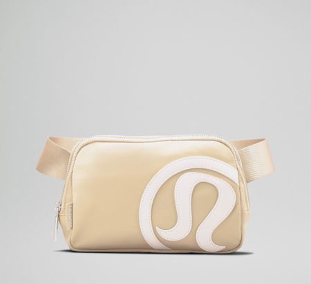 Last minute Valentine’s day need anyone? Or just looking for an all around daily bag? This is a new style from Lululemon love neutrals as it goes with everything😊🙌🏻 Size is 1L perfect for your phone, keys and wallet and some small musthaves☺️





#lululemon #beltbag #fannypack #lululemonbag #ltkstyletip #ltkworkwear #ltkgiftguide #neutralbag #travelbag #valentinesdaygift #ltkmens #ltkfamily #ltkkids #ltkteens

#LTKunder50 #LTKitbag #LTKfit