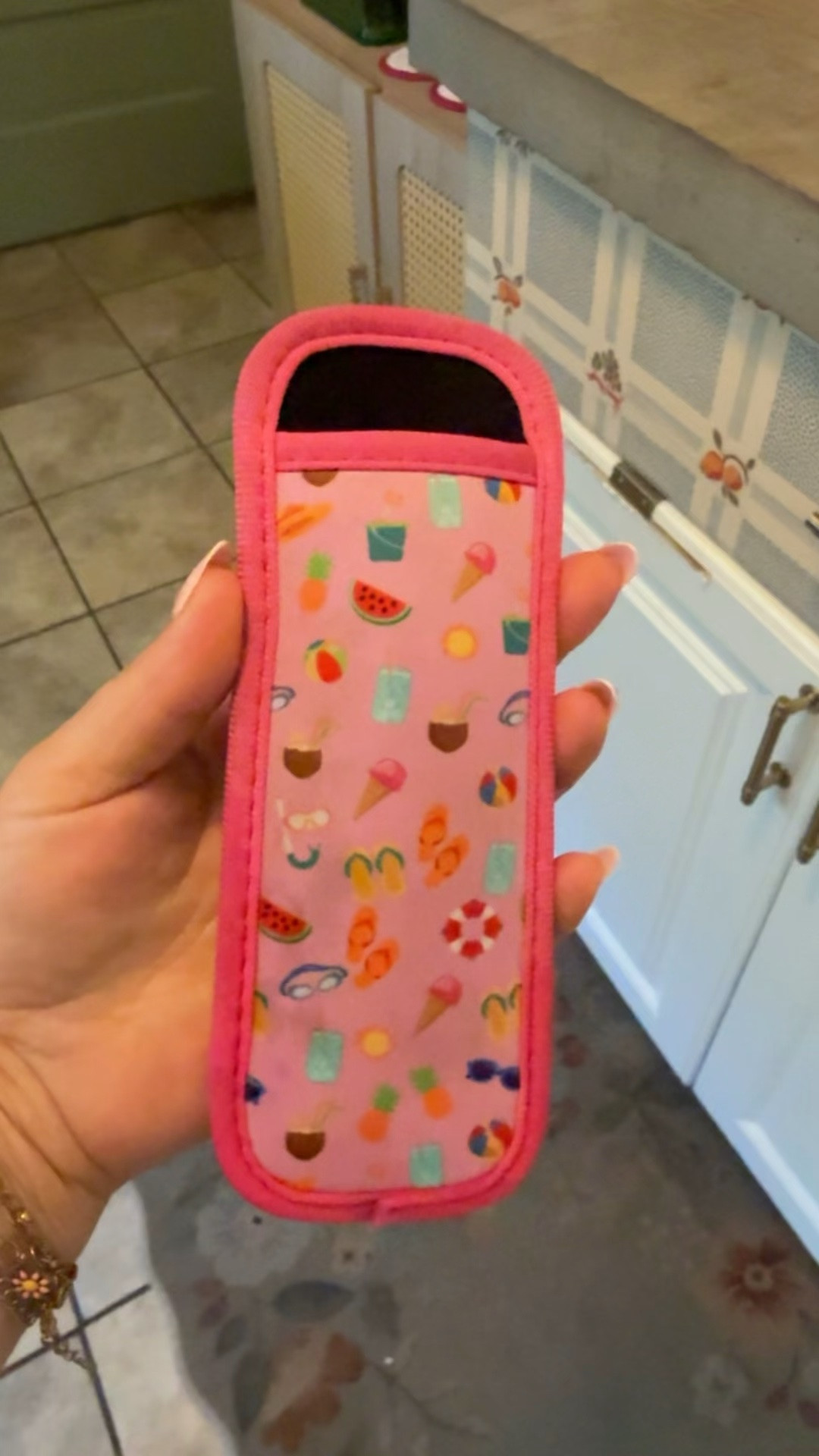 Best summer mom hack! No more cold hands while having a popsicle!


#momhack #summerhack #motherhood #momlife