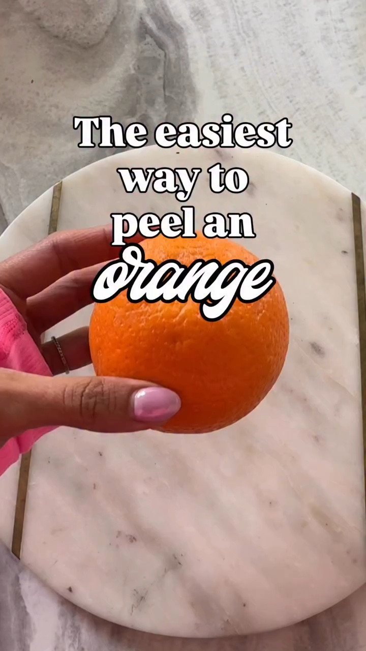 The easiest way to peel an orange🍊 3 simple steps 

Bonus: the peel becomes a little bowl. Perfect for your littles! #lifehack
#foodhack #momhacks
