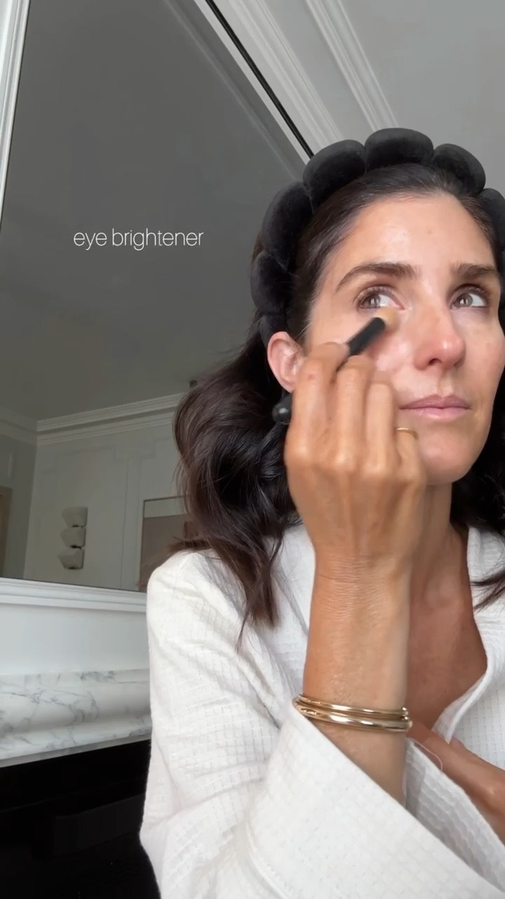 Jet lagged ✈️ this is how I fake away but I really just want to be sleeping 🤪 adding all the shades I used below 
Foundation: neutral tan 
Ysl concealer: 3.5 
Merit contour: tiger eye 
Blush: she’s seductive 
Bronzer: Laguna
Lipgloss: pillow talk medium 
Lip pencil: medium
StylinByAylin, Aylin #nordstrom #sephora #amazon #beauty #makeup

#LTKgrwm #LTKselfcare #LTKBeauty