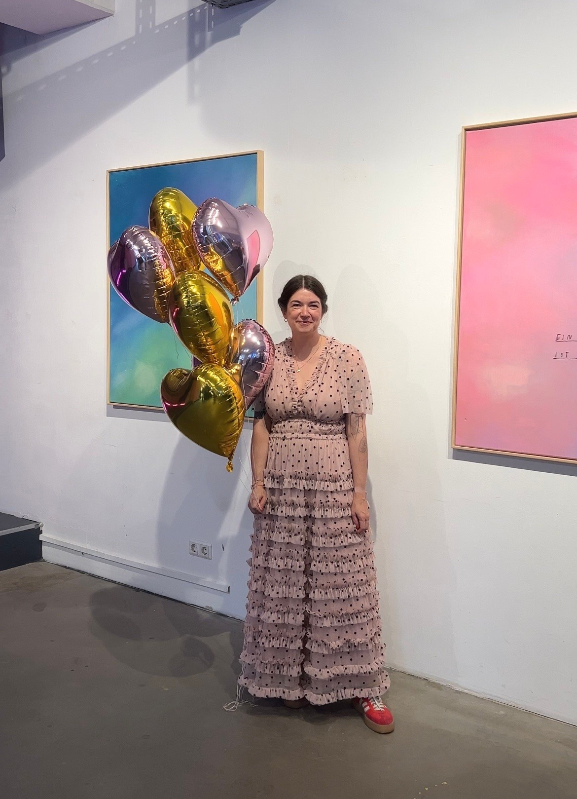 Wedding Guest Dress - meine Freundin hat geheiratet und ich hatte dieses wundervolle, gerüschte Kleid mit Pünkchten an. Plus: Sneaker, weil das Wetter schlecht war und ich ihr viel hin und her laufen mussten. Super Entscheidung und wenn der Bräutigam auch Sneaker trägt, kann man das schon mal machen! 
#weddingguest

#LTKdeutschland #LTKkleider #LTKwedding