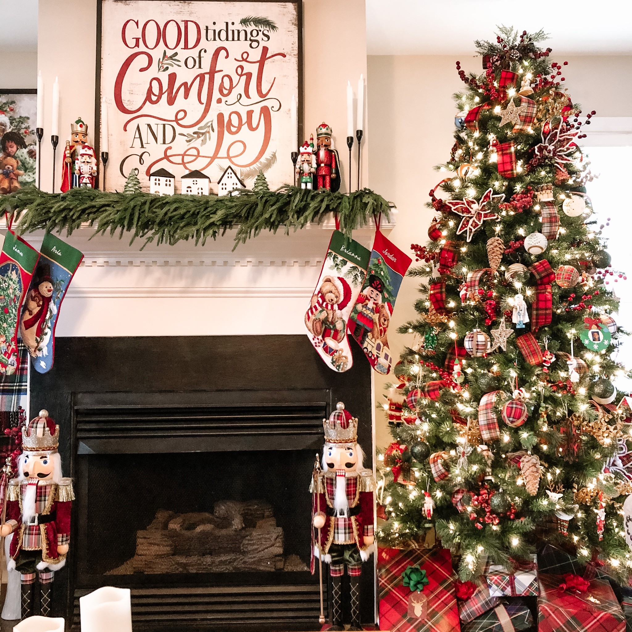 Christmas tree and mantle decor 🎄🎅🏽

#christmas #holidayseason #norfolkpinegarland 

#LTKhome #LTKHoliday
