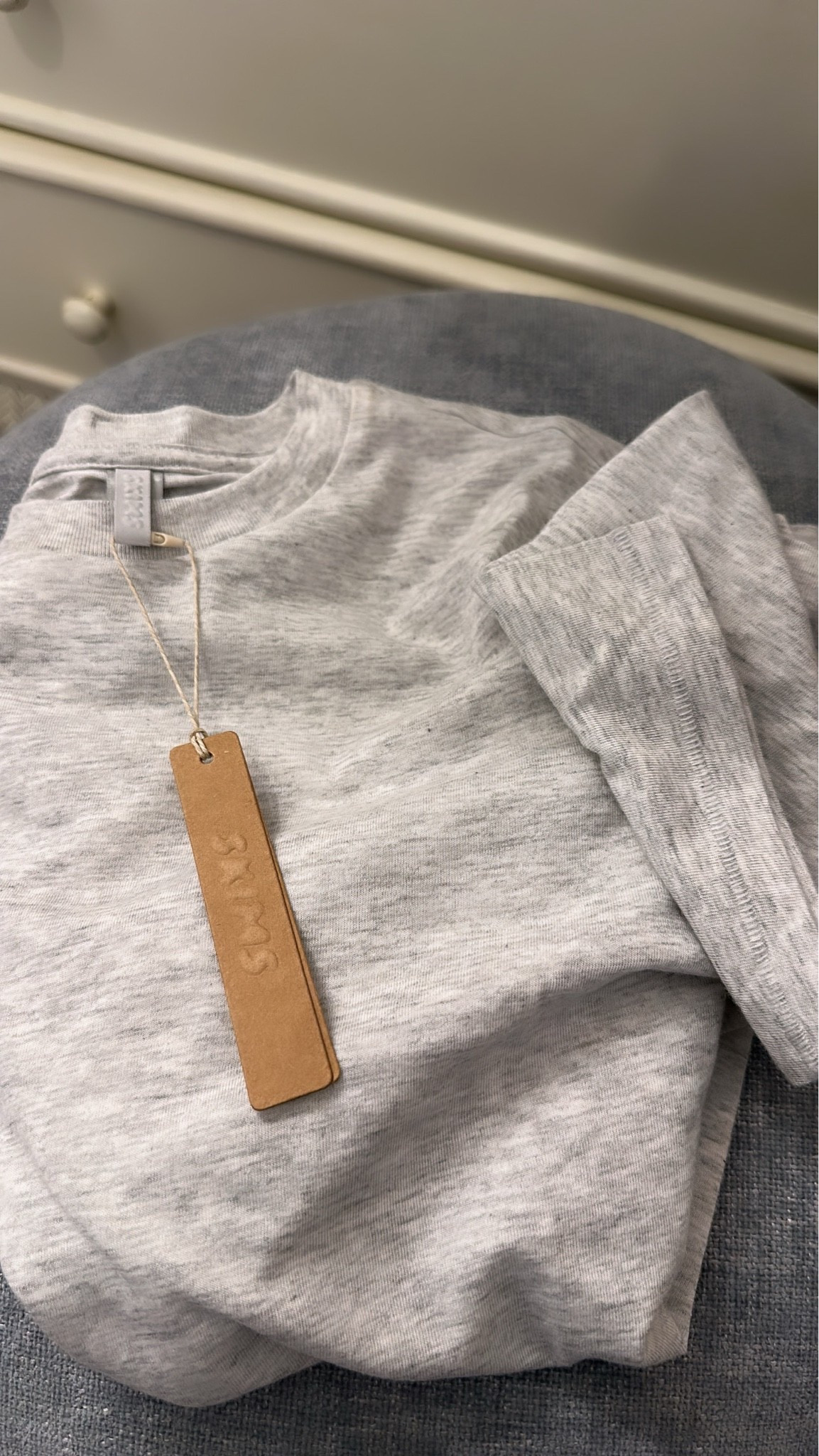 The perfect everyday basic I keep reaching for 🤍

This SKIMS grey tee is that effortless, fitted essential that works with literally everything leggings, jeans, lounge sets, or layered under jackets. The fabric is soft, slightly structured, and gives that clean, put together look without trying too hard.

It’s one of those staples that instantly elevates even the simplest outfit.
