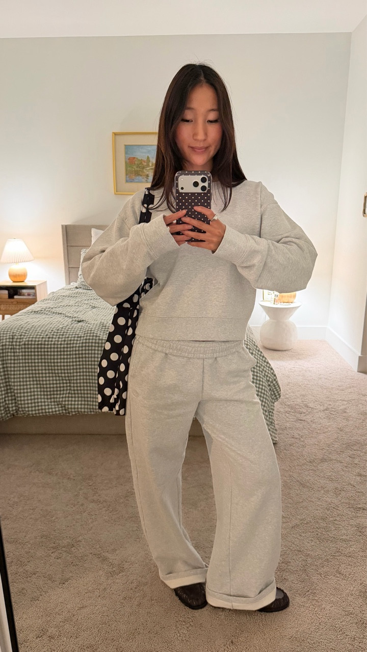 comfy fit as always 🤍 wearing organic cotton sweat set from @organicbasics ❣️❣️
Use code ‘ZOLZAYA10’ for a discount 💌
@thread_wallets 
#outfitinspo #casualchic #comfystyle #whattowear #styleinspo