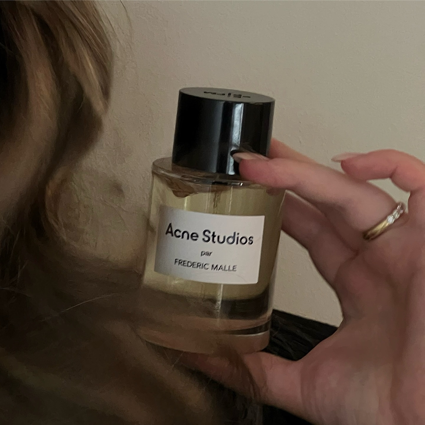 AD | love letters from @acnestudios & @fredericmalle 💌
A unique scent but yet something familiar. With notes like aldehydes and musk matched with floral notes & vanilla🤍

#acnestudiosparfrédéricmalle