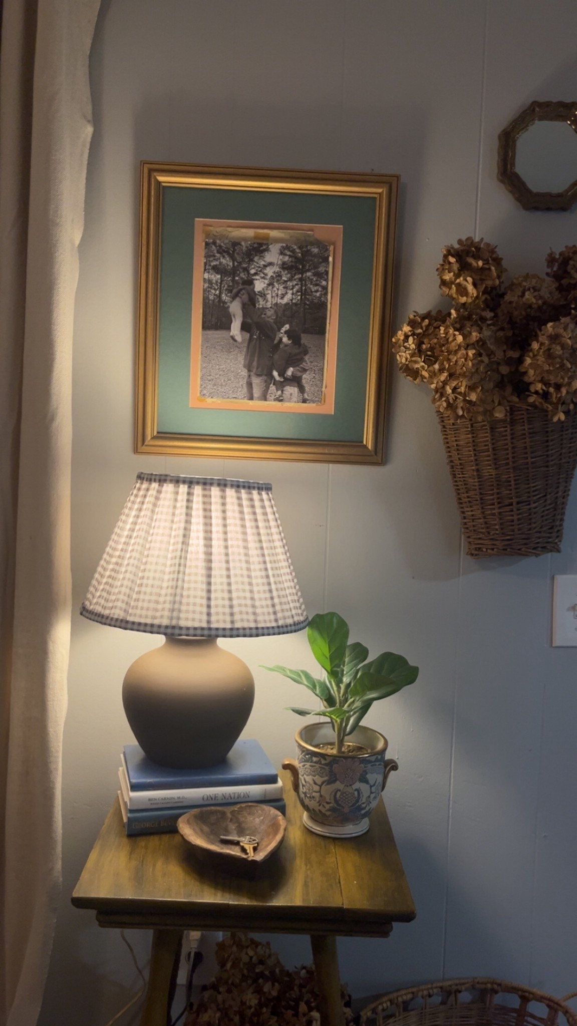 Pleated lamp shade 😍😍 thrifted an old lamp and painted it this pretty matte brown 🤎 completed the look with the shade from target! 