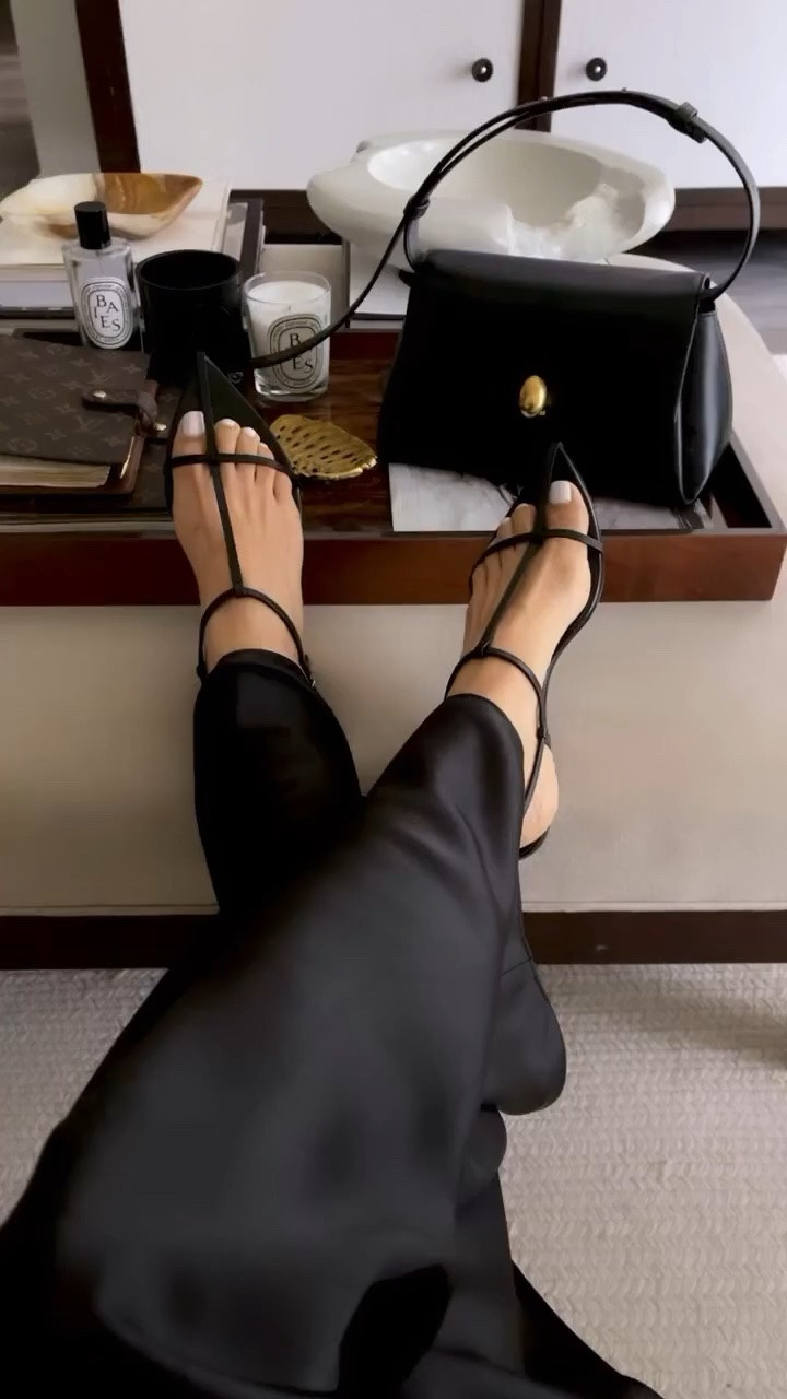 One of my favorite sandals 🖤

#LTKgrwm #LTKootd #LTKSeasonal