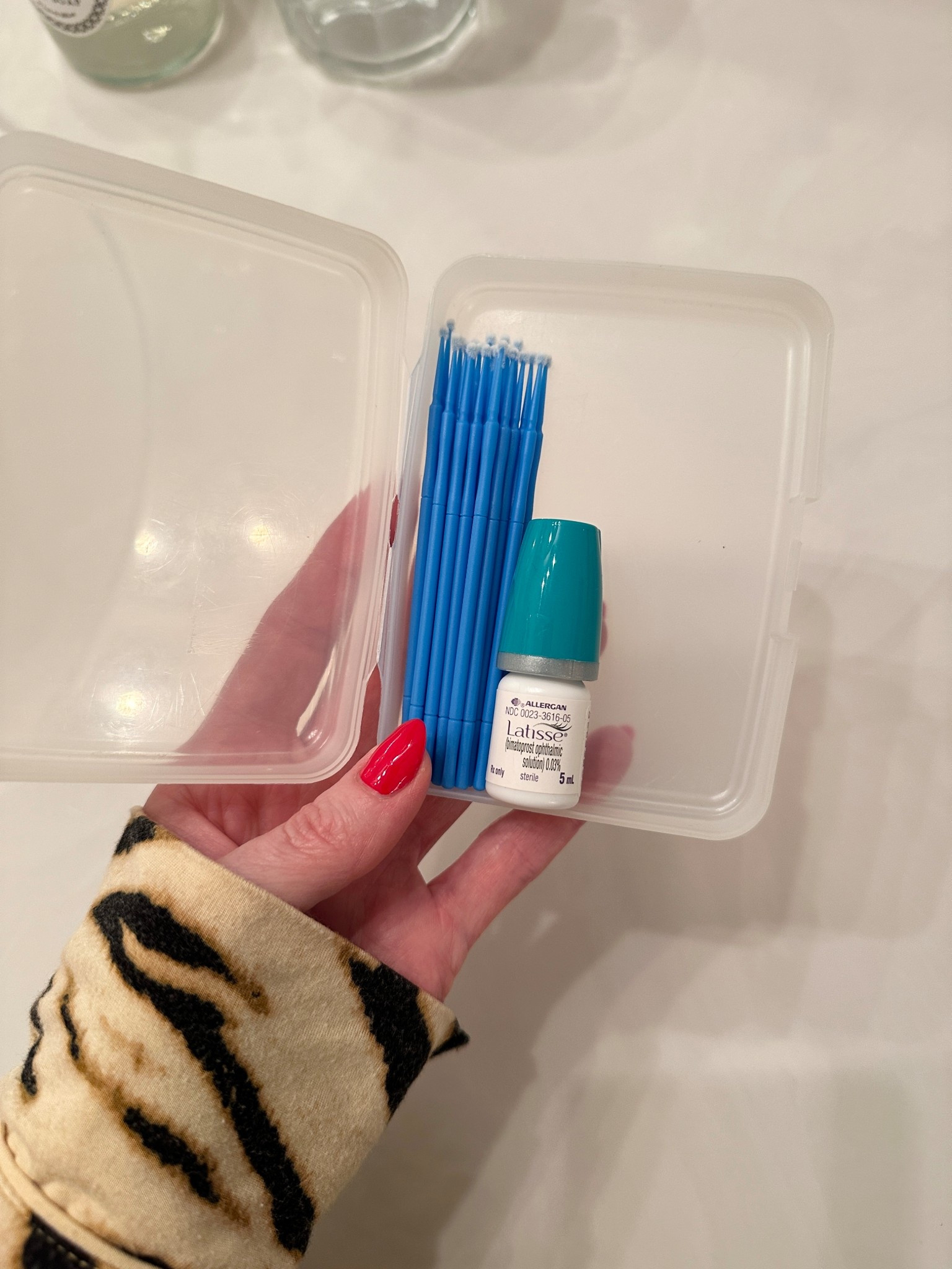 I love these little microfiber applicators for my latisse. They are single use, you waste zero product, and you get precise application. All of these things have led me to be able to use it 2-3 tx week w/great results! On alternating nights, I use a tiny bit of castor oil on my actual lashes✨