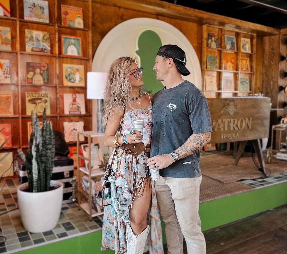 SUCH a beautiful ensemble! Sadly, the dress is out of stock, BUT I added a similar one and the same style with slight variations 🤍 
The bag is also included and is perfect for a night out! Go for that western boho style 🐎

Currently running low on stock in a few things, so I added some similar finds as well! 