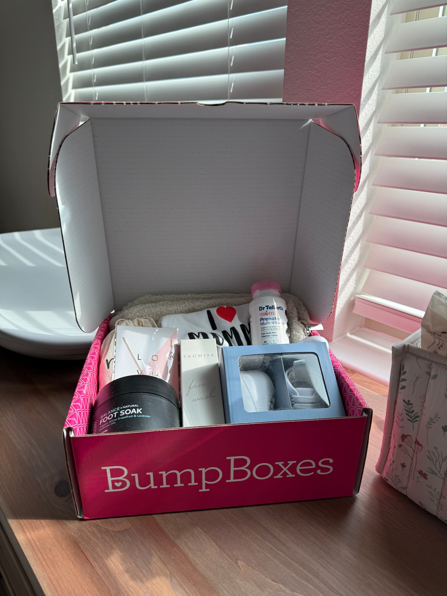 Because every mama deserves a little surprise ✨ @bumpboxes is the cutest gift if you’re pregnant (or know someone who is!) 💕
#momlife #pregnancyjourney #bumpstyle
Comment SHOP below & I’ll send the link straight to your inbox 📨

#LTKSaleAlert #LTKBump #LTKStyleTip