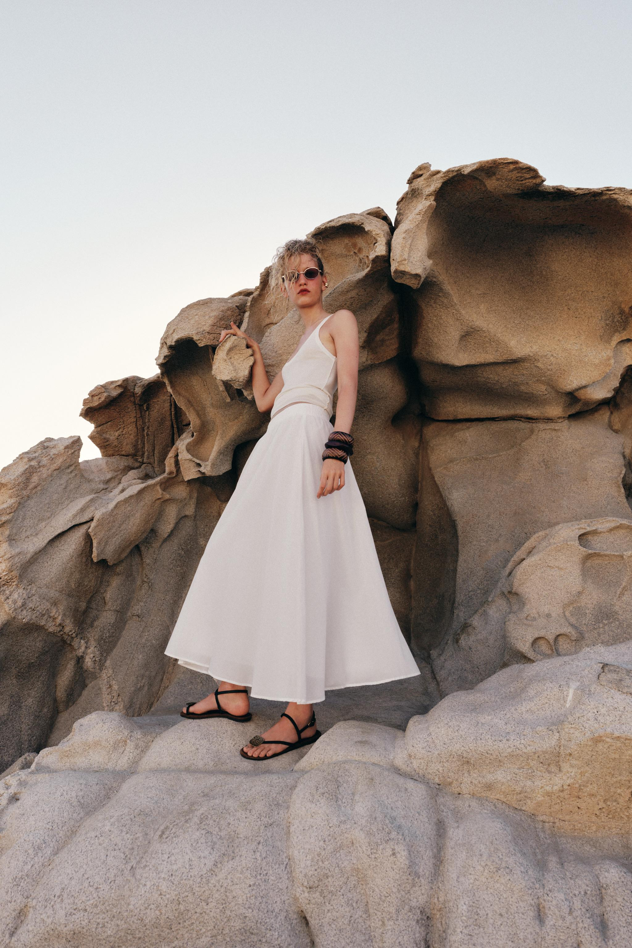 Midi skirt made from 100% cotton main fabric. High-waisted with elastic waistband. Tonal inner li... | Zara US