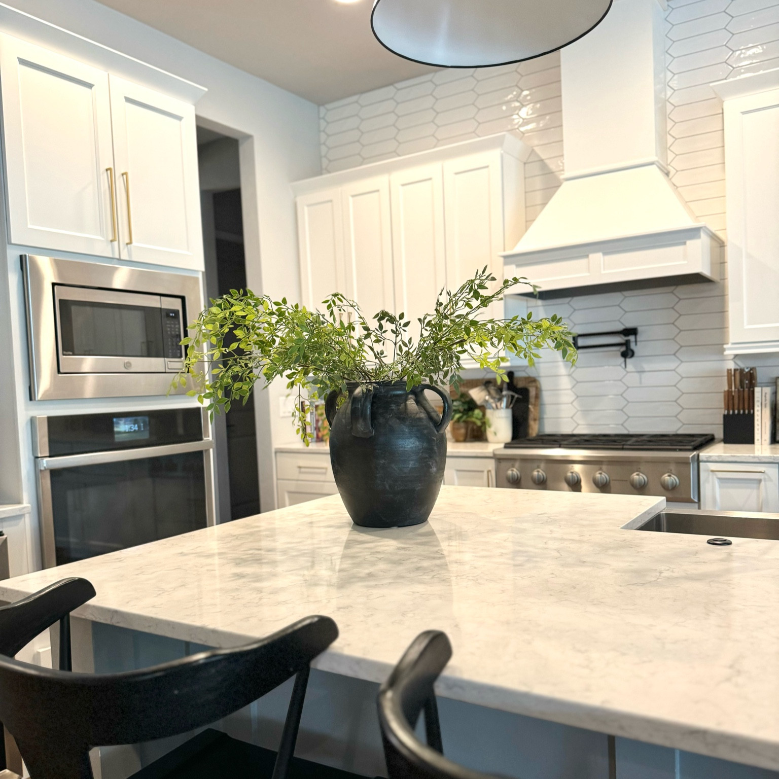 -Amazon stems perfect for spring 
- Pottery barn vase 
- Pottery  Barn barstools 

#LTKhome #LTKstyletip