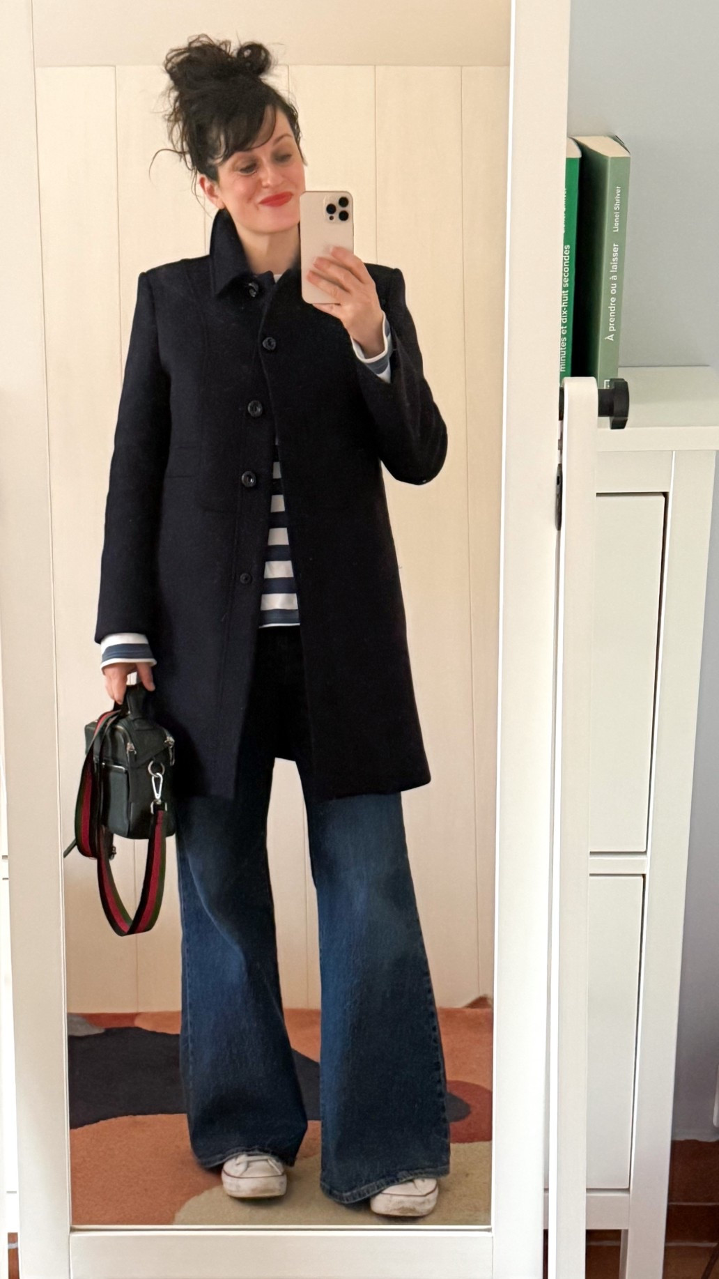 . Manteau #tarajarmon 
. Sweat rayé homme #monoprix
. Jean flare #levis 
. Baskets en cuir #converse
. Sac à main vert #andotherstories (similaire en lien) 
. Rouge à lèvres mat #chanel

#LTKfrance #LTKwinter #LTKeurope