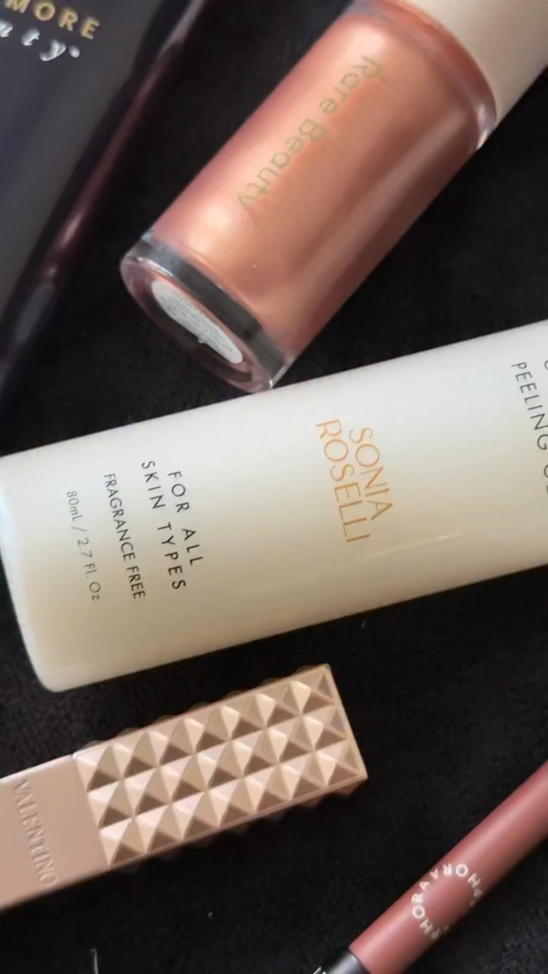 January favorites ✨

Spike Valentine Lip Balm @valentino.beauty 
A beautiful tone for winter and hydrating, which is so key in the cold months 

Lash Sensational Sky High Mascara in Burgundy Haze @maybelline 
Playing with mascara color is a fun way to mix up your makeup between seasons, and I love this color against my green eyes

Liquid Luminizer in Transcend @rarebeauty 
I’ve been mixing this beauty into my blush and using it on the eyelids for a subtle icy finish

Body Coverage Perfector @westmorebeauty 
I notice my skin discoloration more in the winter months, and this evens it all out on my décolletage and hands

Transfer-Proof Lip Liner in Soft Nude @sephora 
The perfect cool toned neutral to pair with winter lip tones 

Gommage Peeling Gel @soniarosellibeauty 
An instant exfoliant that keeps my winter skin clear of dry patches 

Atlanta makeup artist, destination also artist, bridal makeup, hair education, rehearsal dinner glam, hair tutorial, updo tutorial, bridal makeup, soft glam makeup, destination wedding, destination makeup artist, bridal glam