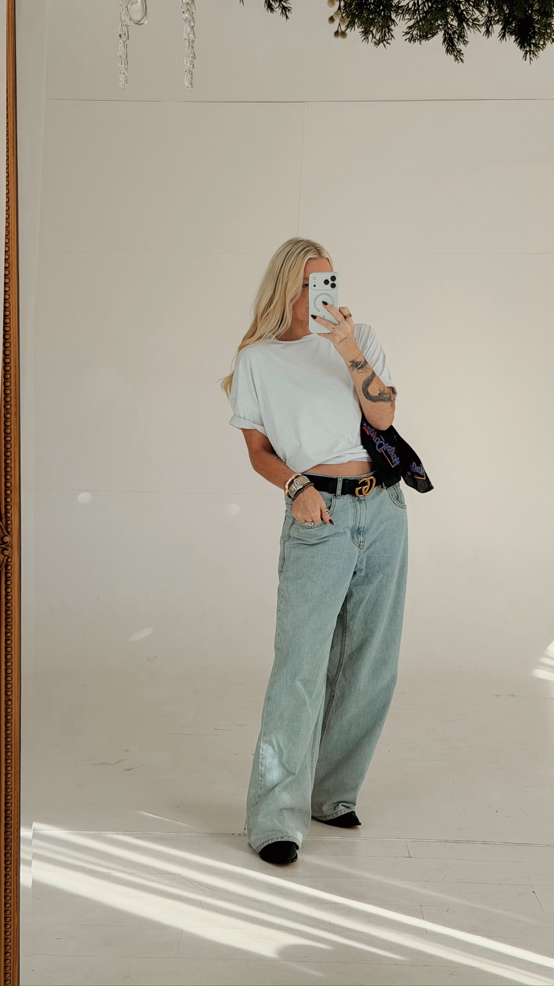 PINSPIRED NOVEMBER 📌 

An elevated t shirt and baggy jean is just what the doctor ordered today. Jazzed some things up with a simple belt, jewelry, and a simple bag :)

#grwm #pinterest #pinspired #ootd #outfit #baggyjeans #whitetee #accessorize #fyp #styleaddict #stylediary