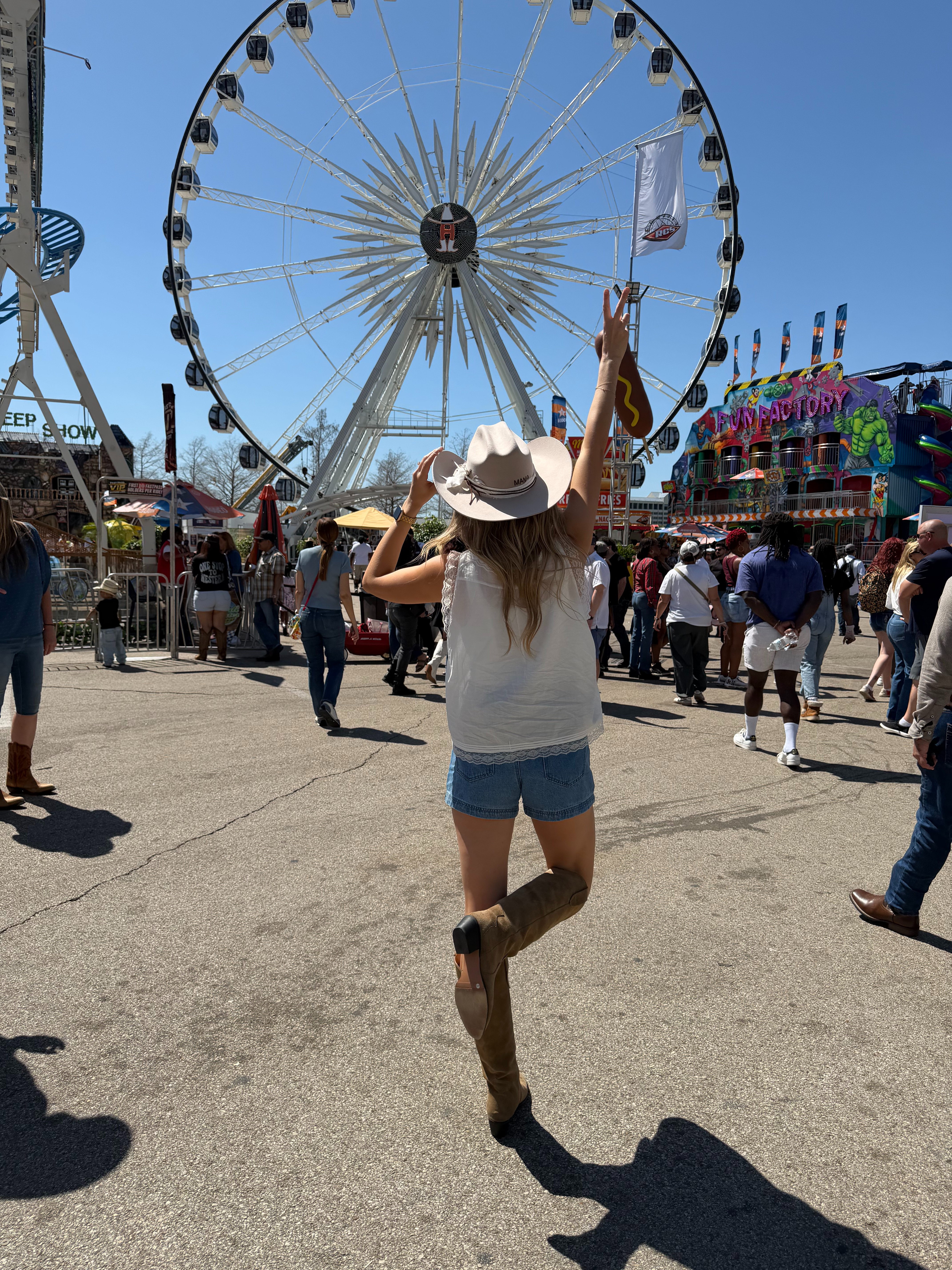 Houston rodeo outfit inspo! S in top, size 2 in shorts! Size up .5 in boots 

 