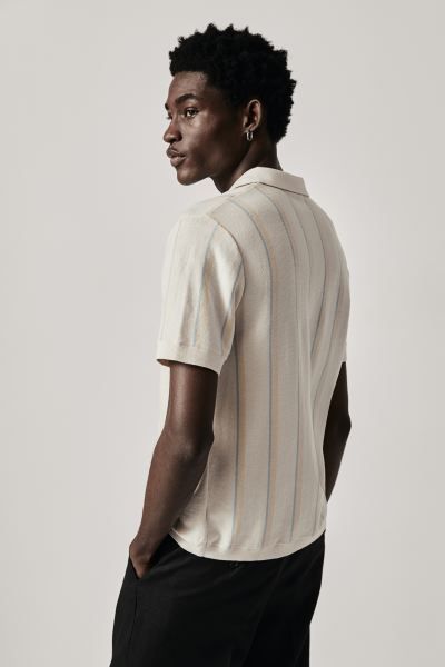 Feinstrick-Poloshirt in Regular Fit - Hellblau/Cremefarben gestreift - Men | H&M DE | H&M (DE, AT, CH, NL, FI)