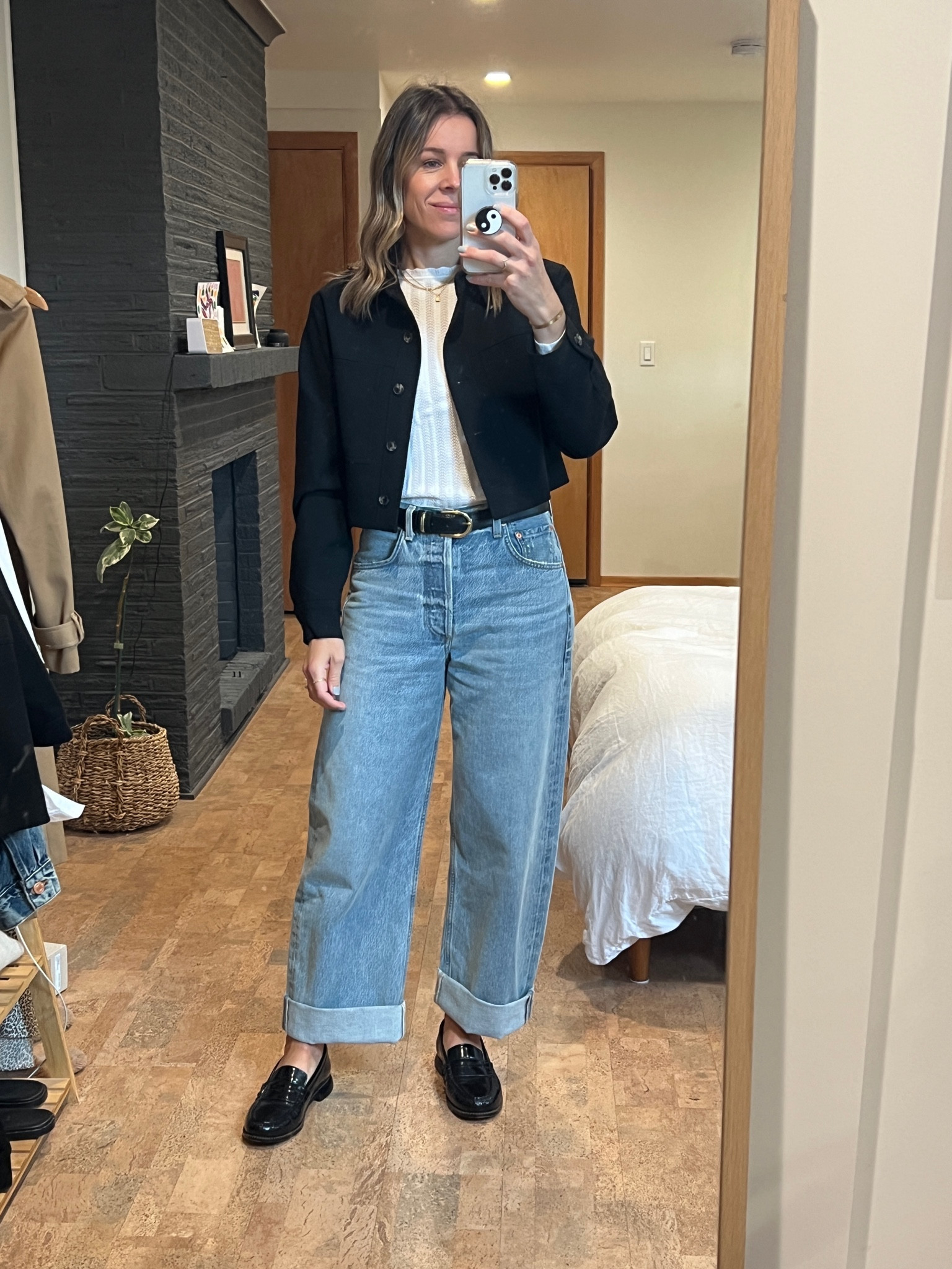 Cropped jackets + baggy jeans = a perfect fall match 