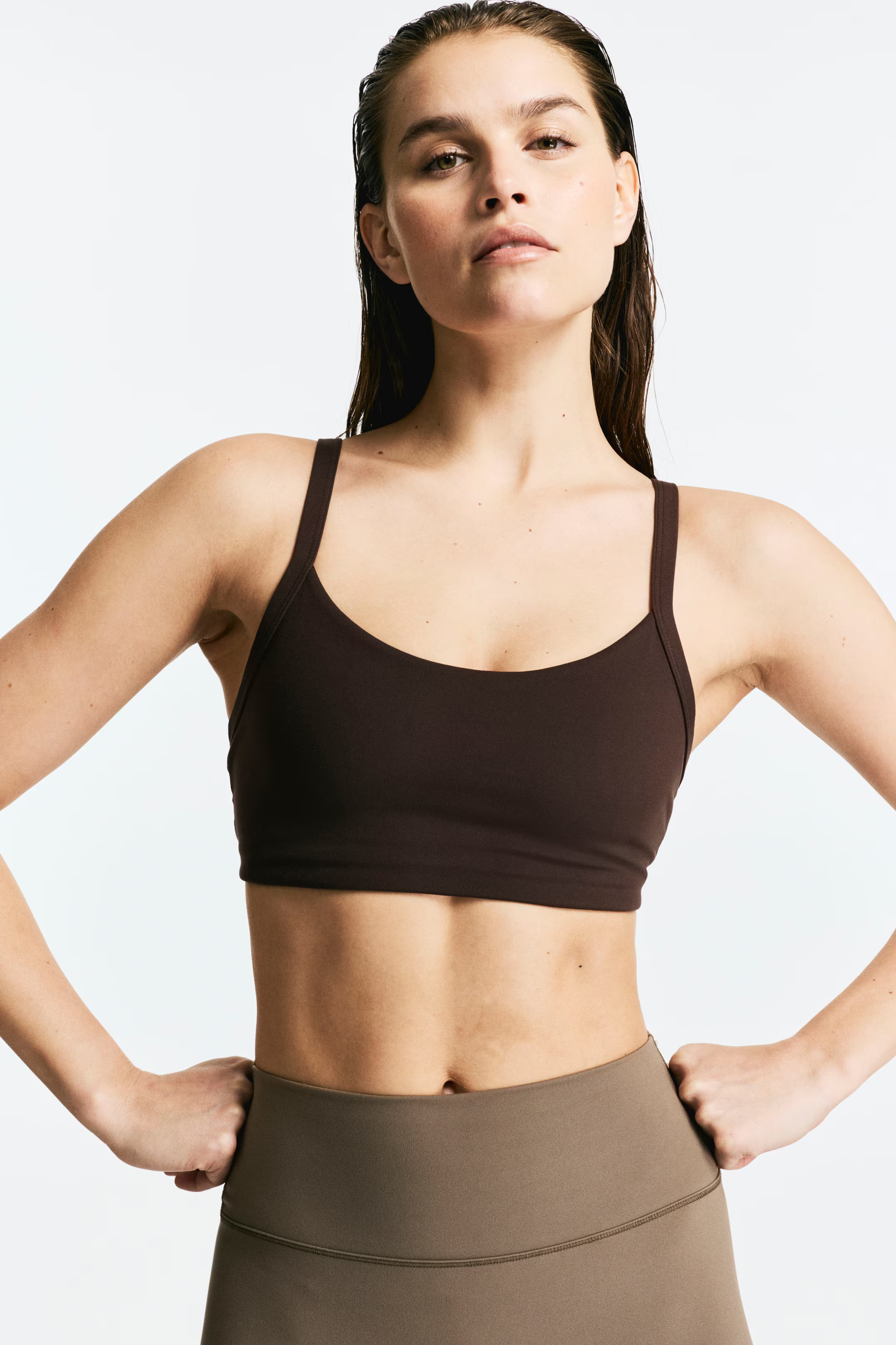 Sport-BH mit SoftMove™ Medium Support - Kaffeebraun - Ladies | H&M AT | H&M (DE, AT, CH, NL, FI)