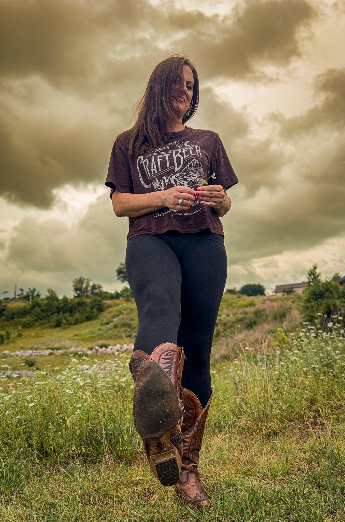 Moody skies & broken in boots are two of my favorite things in life 🤎☁️🌾💛

Boots run small 
Leggings are TTS (save with TINAS) 
Tee is from Boot Barn