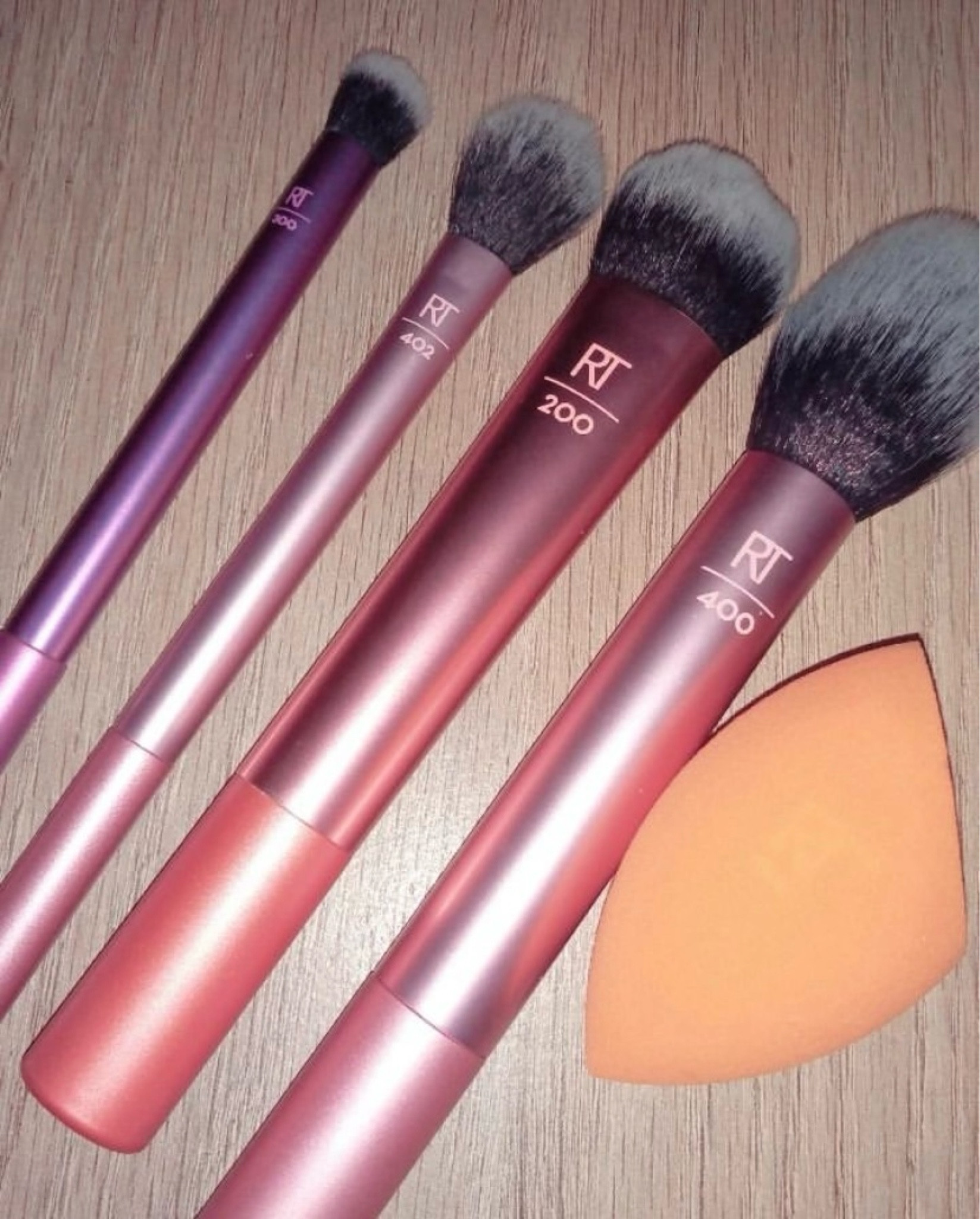 ✨ Kit de pincéis Everyday Essentials da Real Techniques na promo!

O kit é composto por 4 pincéis e uma esponja. Os pincéis são lindos demais e super macios.

👉🏻RT 400: Pincel grande para aplicação de blush, super macio.

👉🏻RT 200: Pincel em formato Kabuki, com cerdas firmes para aplicação de base em creme ou líquida.

👉🏻RT 402: Pincel com cerdas macias, mas que aderem bem a produtos como pó translúcido e iluminador. Ótimo para selar o corretivo.

👉🏻RT 300: Pincel com cerdas curtas e firmes, para construir cor na pálpebra na aplicação de sombra.

👉🏻Esponja Miracle Complexion Sponge : Perfeita para aplicar base e dar um acabamento bem natural a sua make. Para uma cobertura mais intensa, use-a seca. E para um acabamento mais leve, use-a úmida.

✨ Sobre o que achei:
São os melhores pincéis da vida, vale cada centavo, além de lindos são super macios. 
Você consegue fazer uma maquiagem completa só com esses 4.
Eles duram muito se você cuidar direitinho.
Eu tenho outros pincéis dessa marca que vão fazer 10 anos e estão perfeitos ainda.
Por isso amo tanto essa marca, vale  muito a pena investir.
Sobre a esponja, não gostei tanto, não achei tão macia, ainda prefiro a da Niina Secrets e da Mari Saad.
Mas só pelos pincéis vale super a pena  💗😉

#LTKpromo #LTKbeleza #LTKbrasil