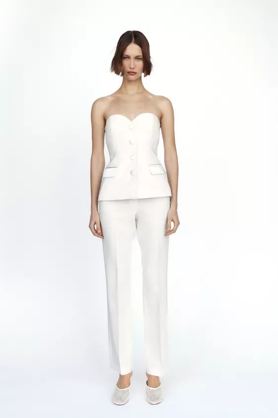 Low-rise trousers with front pockets and false welt pockets at the back. Flared hems. Front faste... | Zara UK