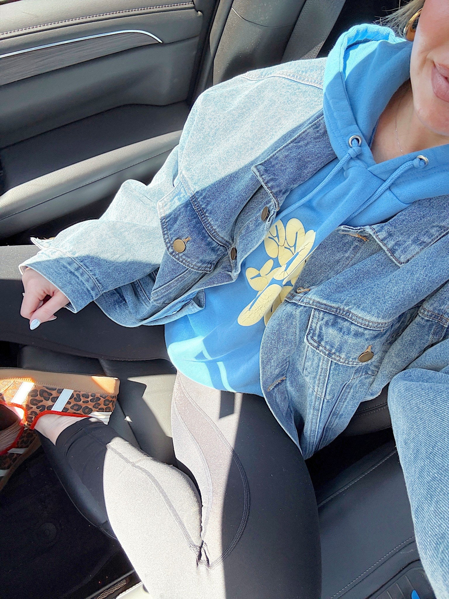 Today mom ootd! This is my favorite oversized denim jacket! I’m wearing a medium & 4 in leggings 
