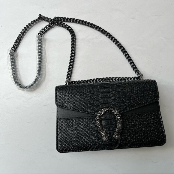 [boutique] NEW faux leather snake texture mermaid clasp chain strap purse black | Poshmark