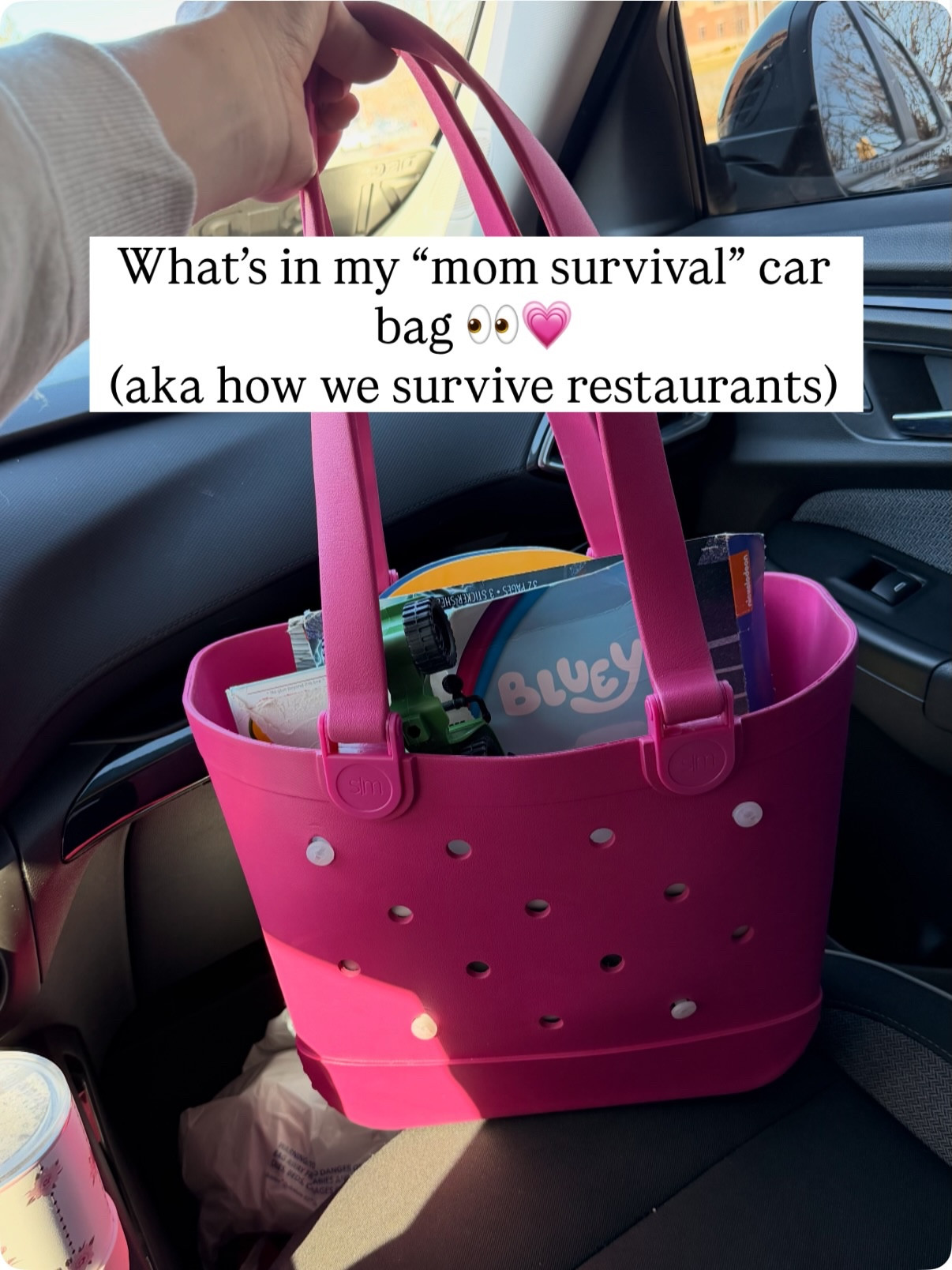 This is the bag that lives in my car and comes with us anytime we go out to eat.

I’m not anti-screen… but I do try to give them something hands-on first. Having this ready means I’m not scrambling, and they actually look forward to picking what they want to play with.

A little prep has saved us from a lot of chaos.

If you want links to anything in here, just comment “bag” and I’ll send them over 💗
