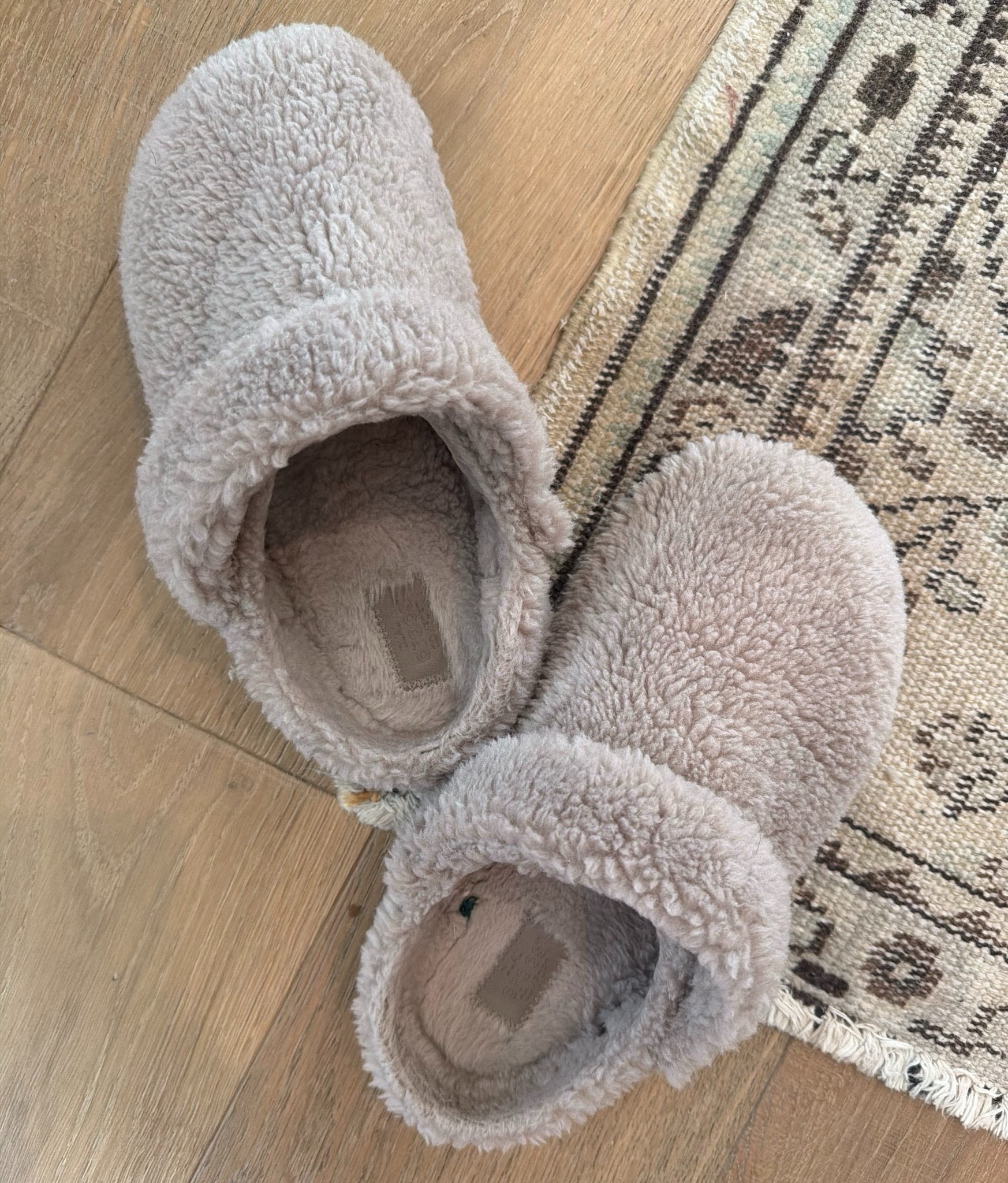 My go to slippers / clogs for winter! 
❄️☃️

house slippers, slippers, house shoes, fuzzy slippers, bump friendly, Nashville, mom of 3, Dede Raad, dress up buttercup 

#LTKFindsUnder100 #LTKootd