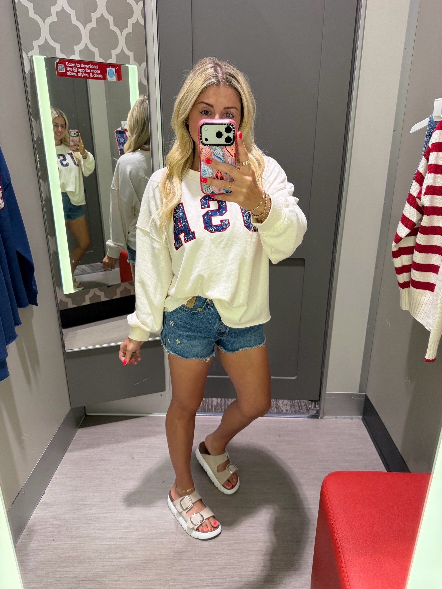 4th of July outfit
Small USA sweater 
Denim shorts 27
Sandals tts