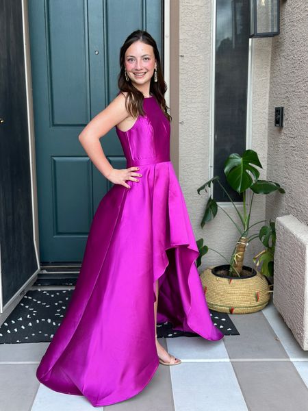 Gorgeous high low dress perfect for spring SCHOOL dance or wedding guest dress!

My girl is in an XS