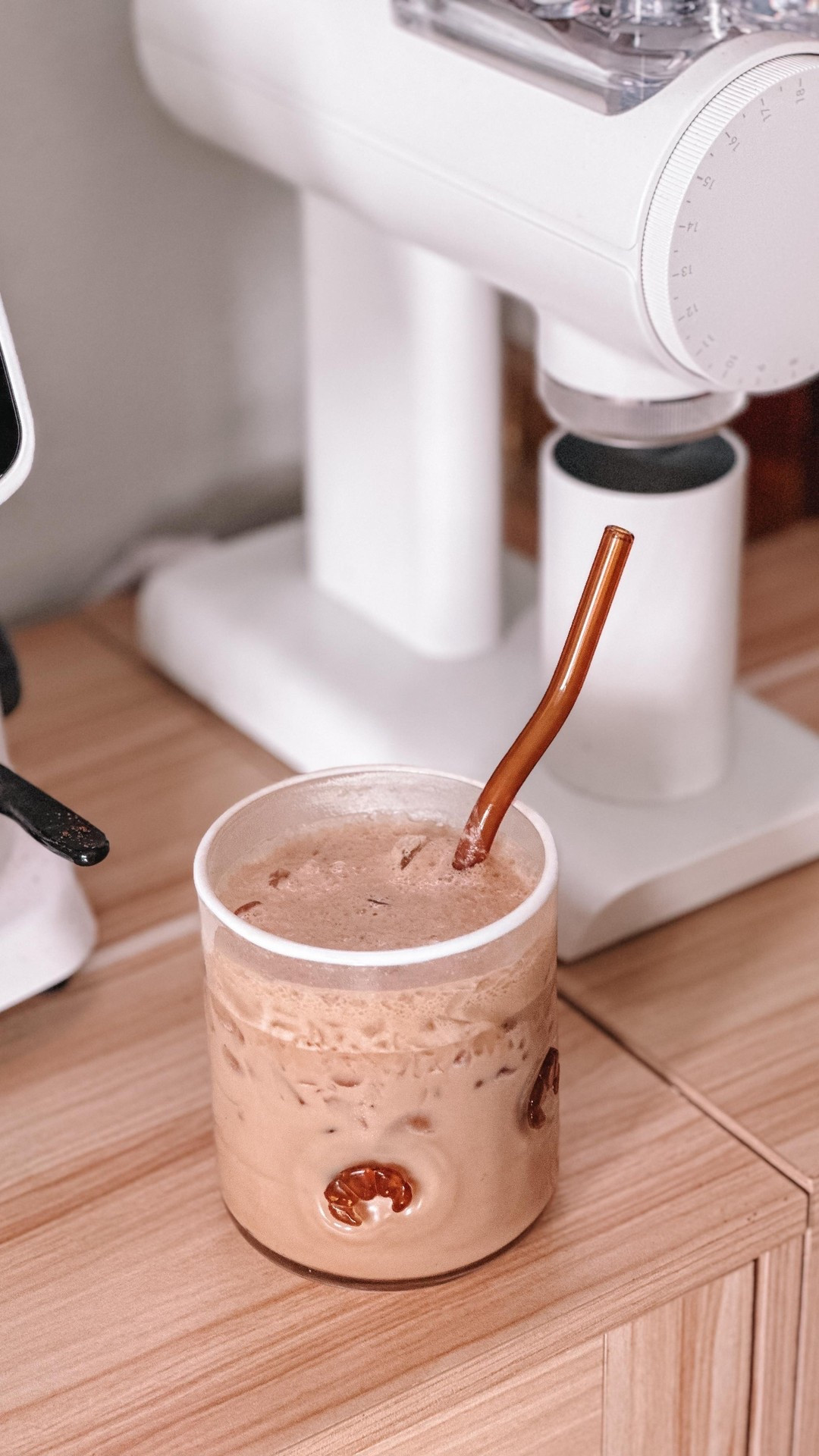 POV: You come over for coffee ☕️✨
Me: whips up a barista-level masterpiece like it’s nothing 💁🏻‍♀️
You: “I’m never going to Starbucks again.” 🤎🥹

Recipe:
1 tbs white chocolate powder
1 tbs shortbread syrup 
2 shots espresso 
Ice 
Milk 

#icedcoffee #latte #coffeebar #igdaily #starbucksrecipe #dutchbros #reelsinstagram #coldfoam #homedecor