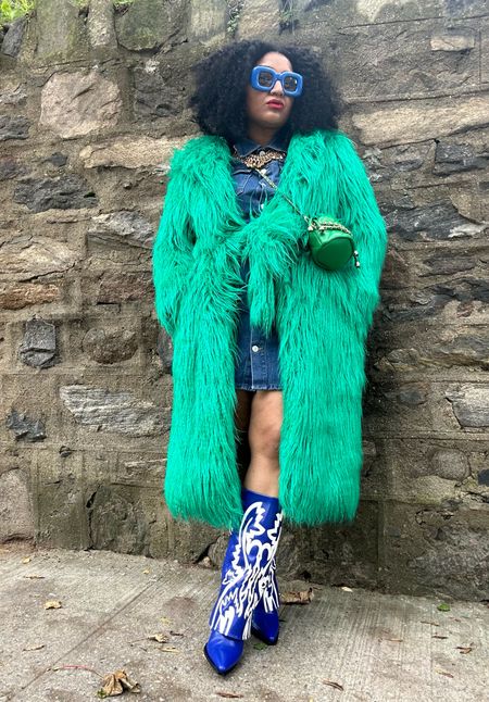 It’s giving glamour grinch vibes this fall
#foldoverboots #fauxfur #fallfashion

#LTKfindsunder100 #LTKstyletip #LTKshoecrush