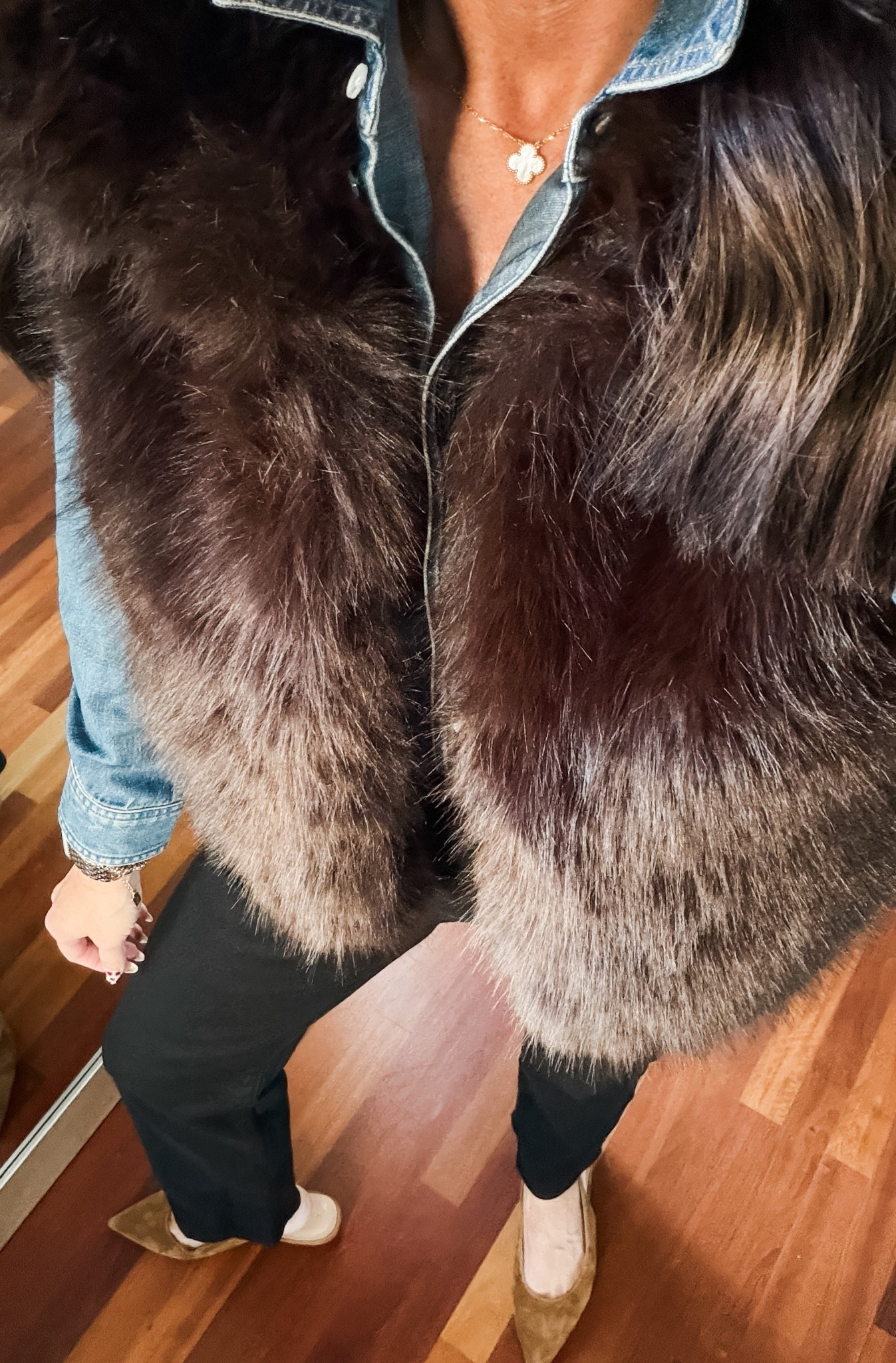 Small faux fur vest


#LTKStyleTip #LTKSeasonal #LTKFindsUnder100